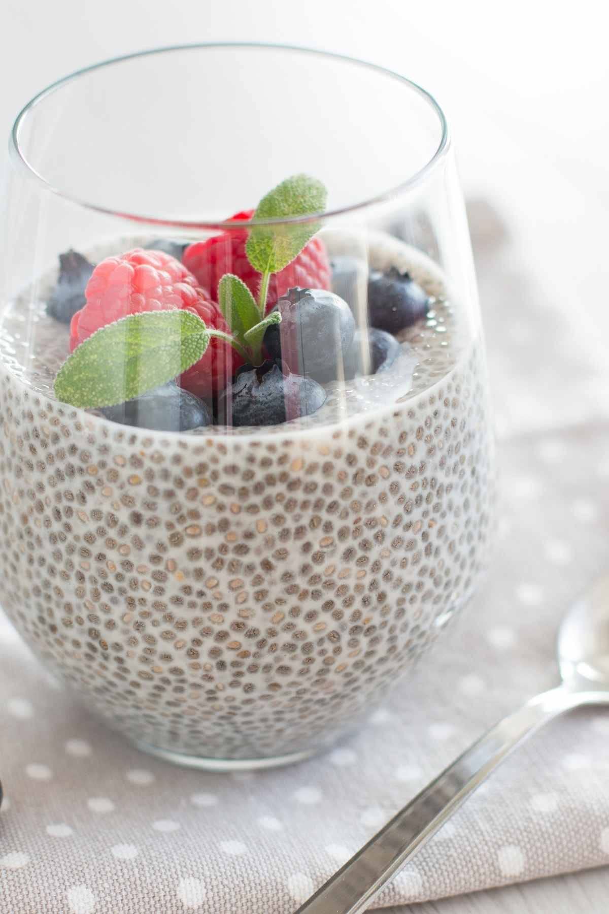 Organic Raw Black Chia Seeds 1kg (2.2lb) - Non-GMO, Gluten Free, Superfood for Smoothies, Baking & Healthy Recipes - Perfect for Pudding, Yogurt Topping & Weight Loss