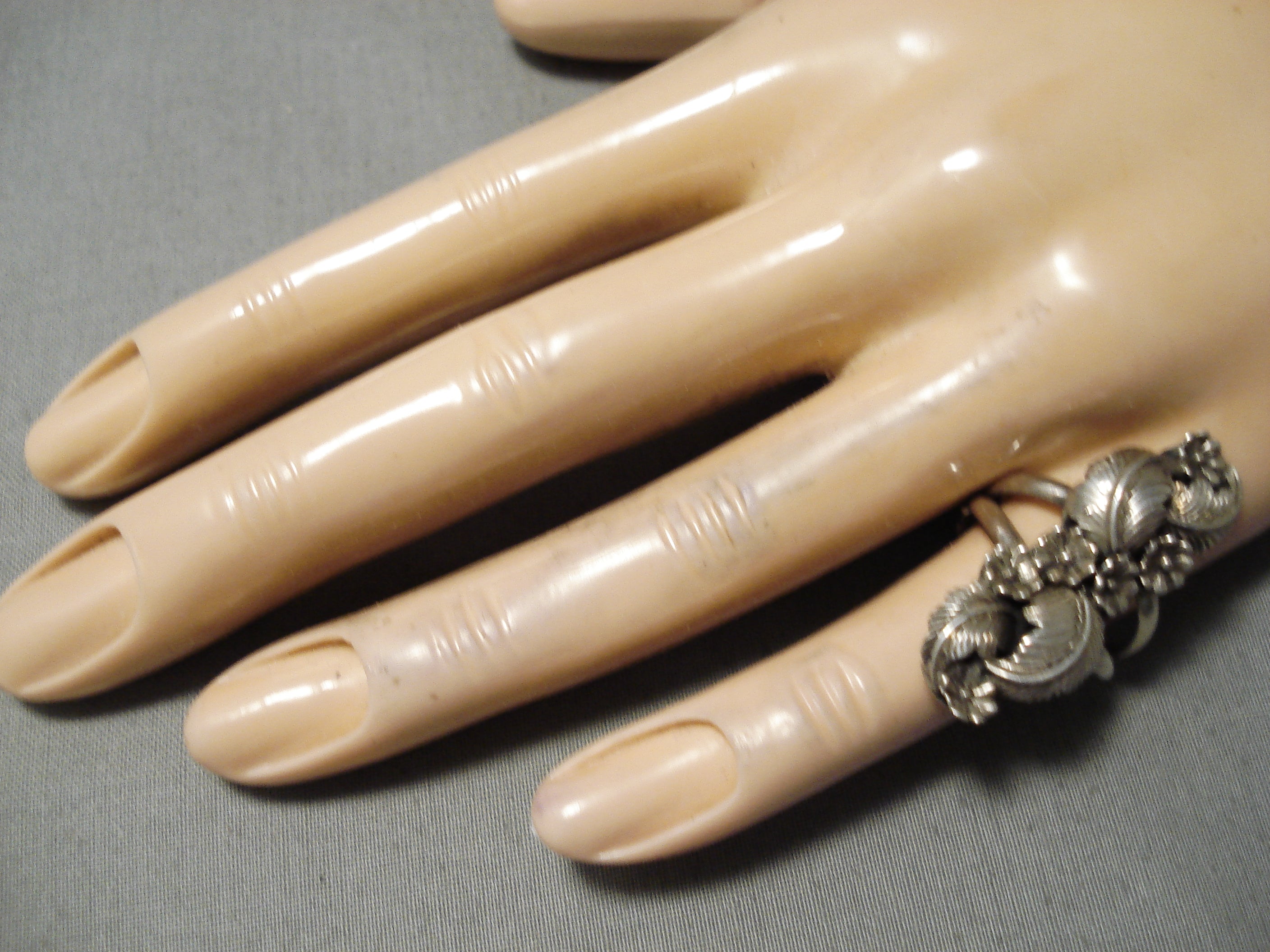 Vintage Native American Navajo Hand Carved Leaf Sterling Silver Ring – Authentic Southwest Jewelry for Women & Men | Perfect for Weddings, Gifts & Boho Fashion