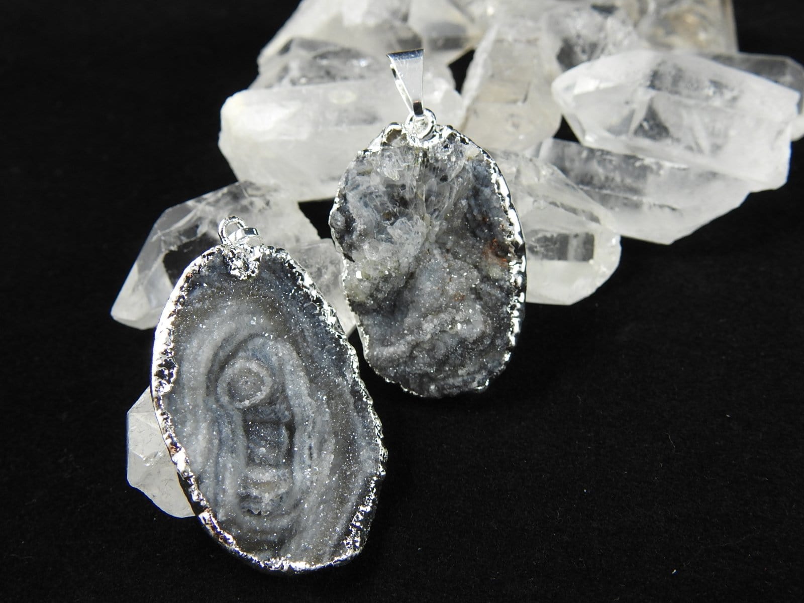 Natural Chalcedony Druzy Pendant Necklace - Healing Crystal Jewelry for Women - Perfect for Meditation, Spiritual Gifts & Boho Fashion Accessories