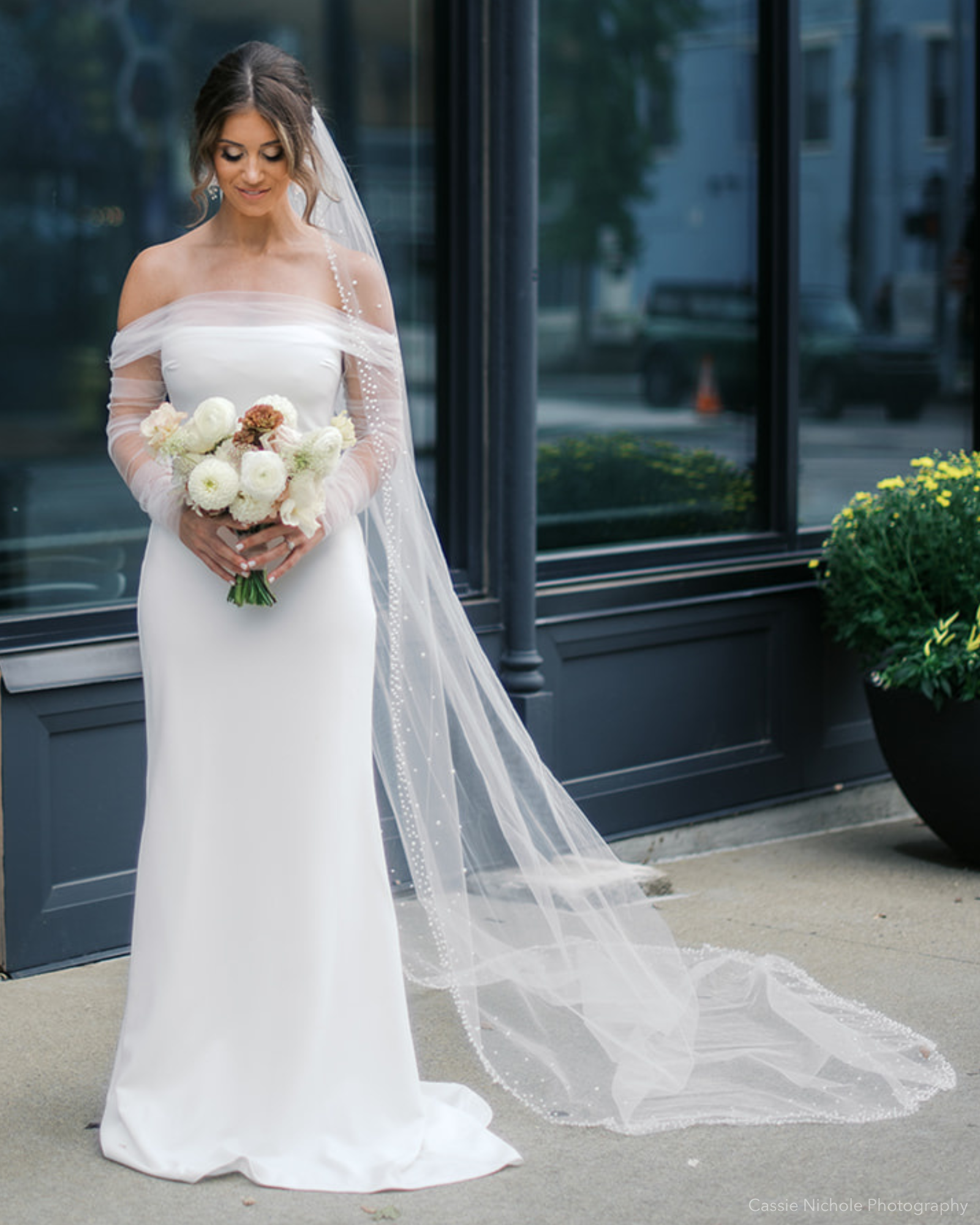 Selena Scattered Pearl Veil - Elegant Bridal Hair Accessory for Weddings, Prom & Special Occasions