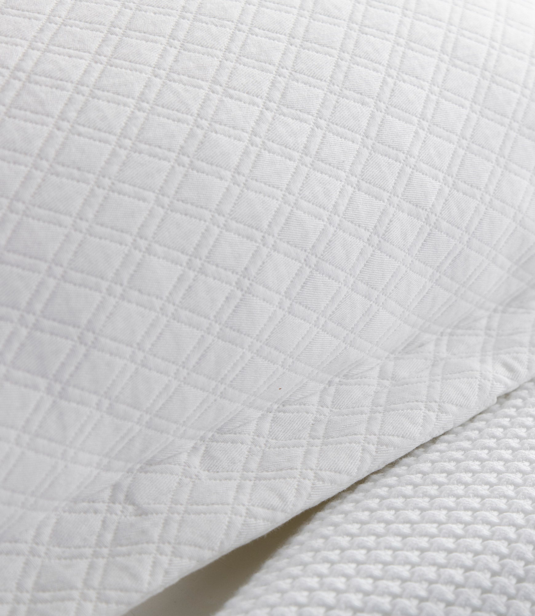 Luxury Alyssa Matelassé Coverlet - Soft Quilted Bedspread for Queen & King Size Beds - Perfect for Master Bedroom, Guest Room & Hotel Decor