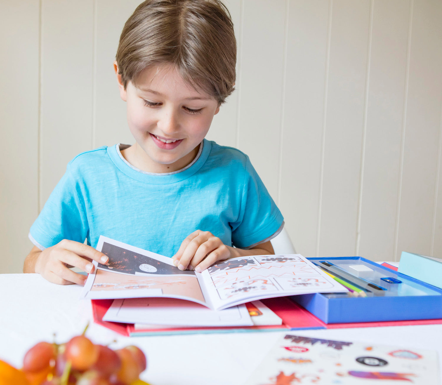 Comic Book Kit for Kids & Beginners - Create Your Own Comics with Templates, Markers & Stickers | Perfect for School Projects, DIY Gifts & Creative Storytelling