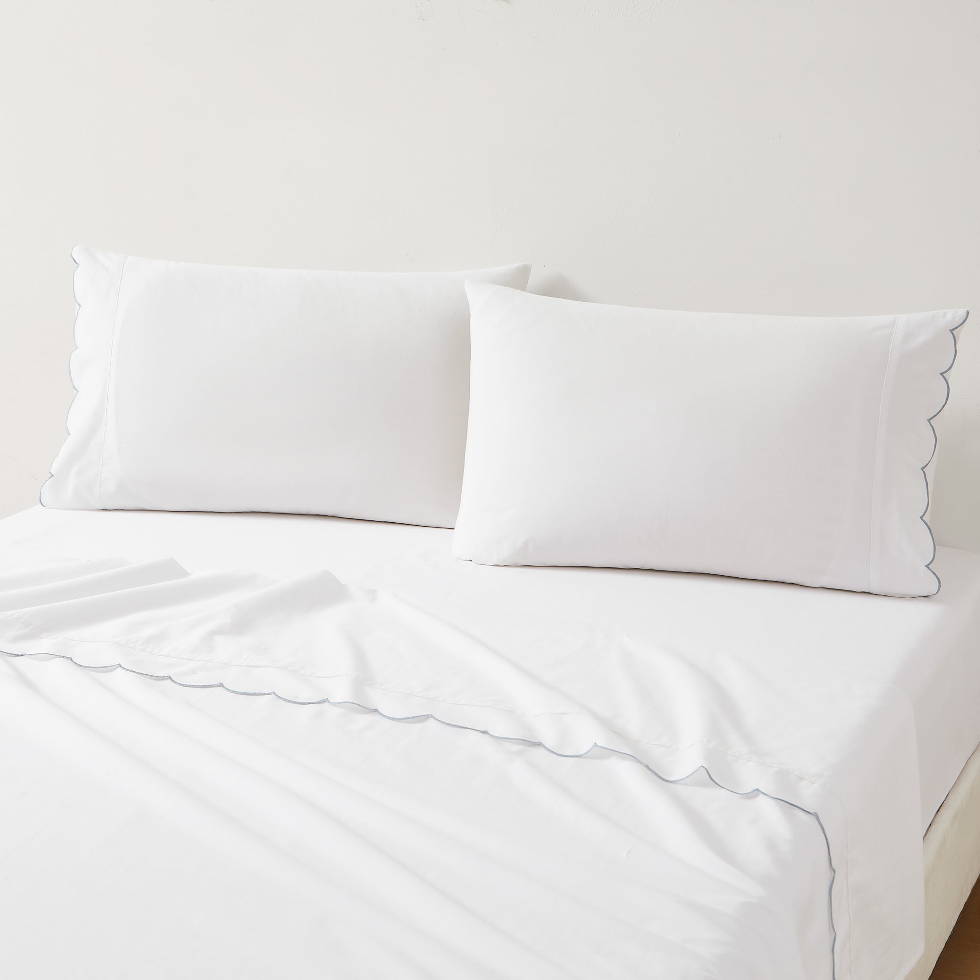 Coastal Chic Scalloped Edge Cotton Sheet Set - Soft & Breathable 4-Piece Bedding for Beach House, Guest Room & Master Bedroom