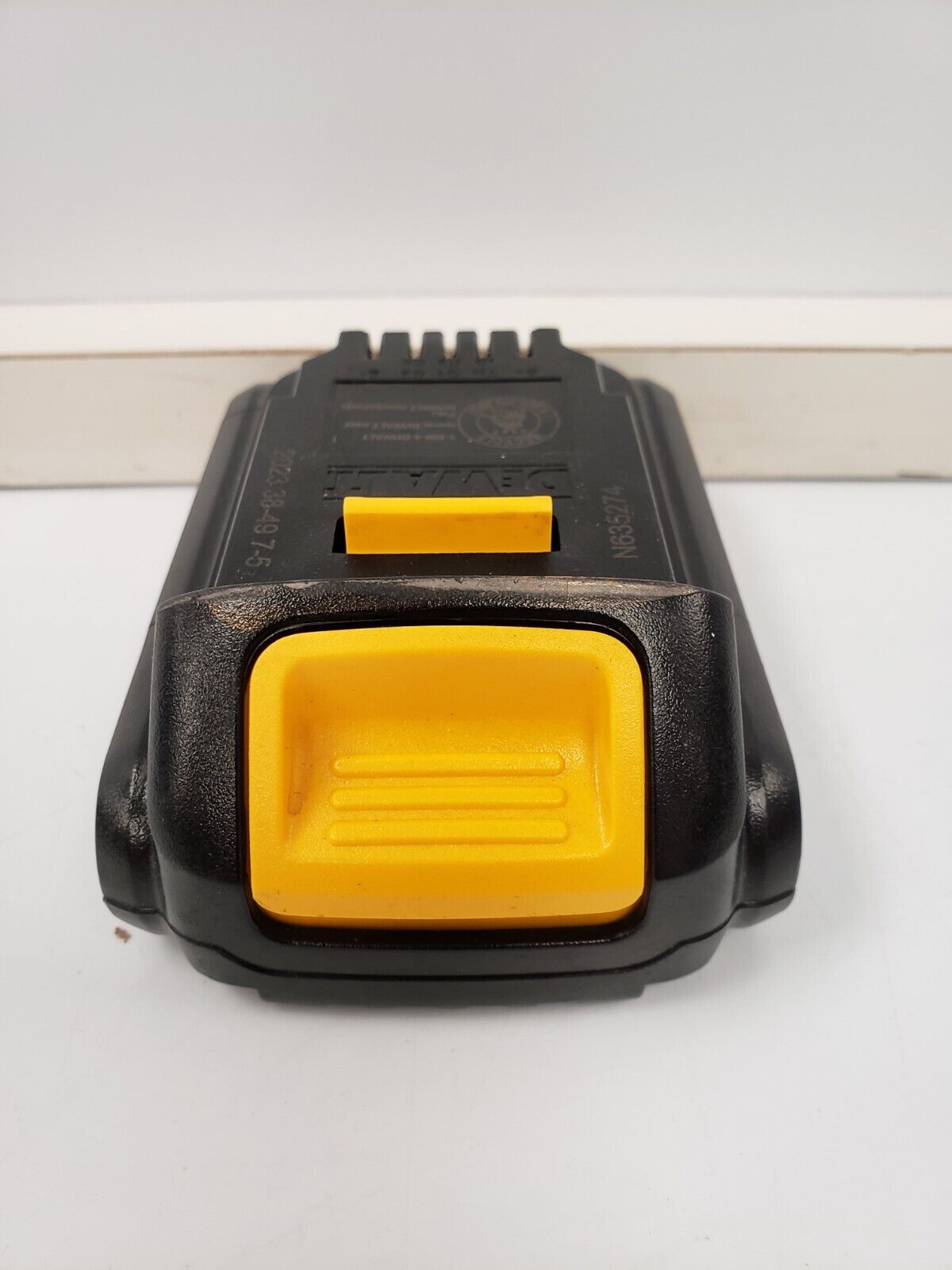 DEWALT DCB201 20V MAX Lithium-Ion Battery 1.5Ah - Compatible with DEWALT 20V Power Tools - Perfect for Drills, Saws & Other Cordless Tools