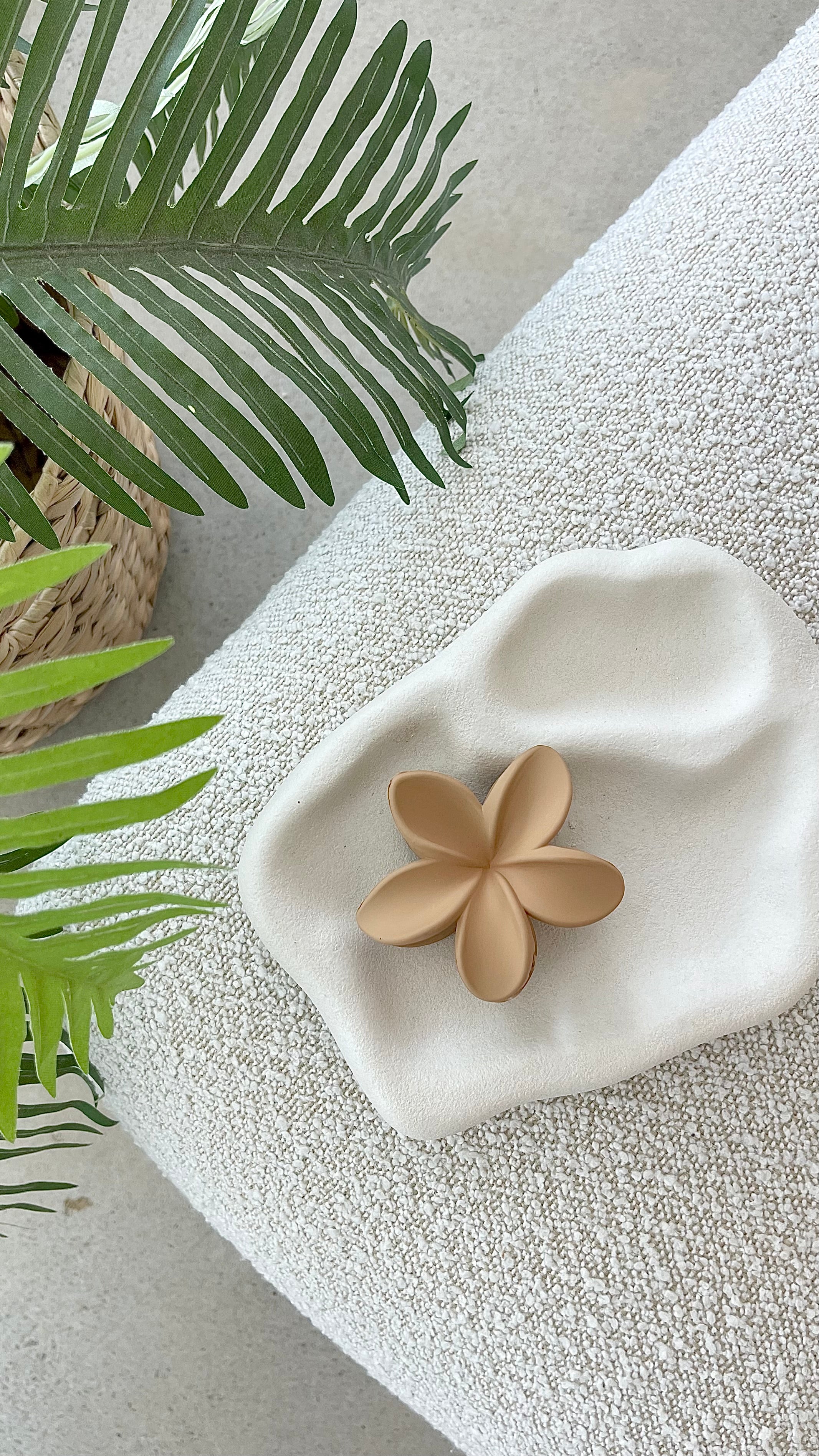 Hibiscus Matte Flower Claw Clip for Women - Tan Hair Clips for Thick Hair, Boho Hair Accessories for Beach, Wedding, Party & Everyday Use