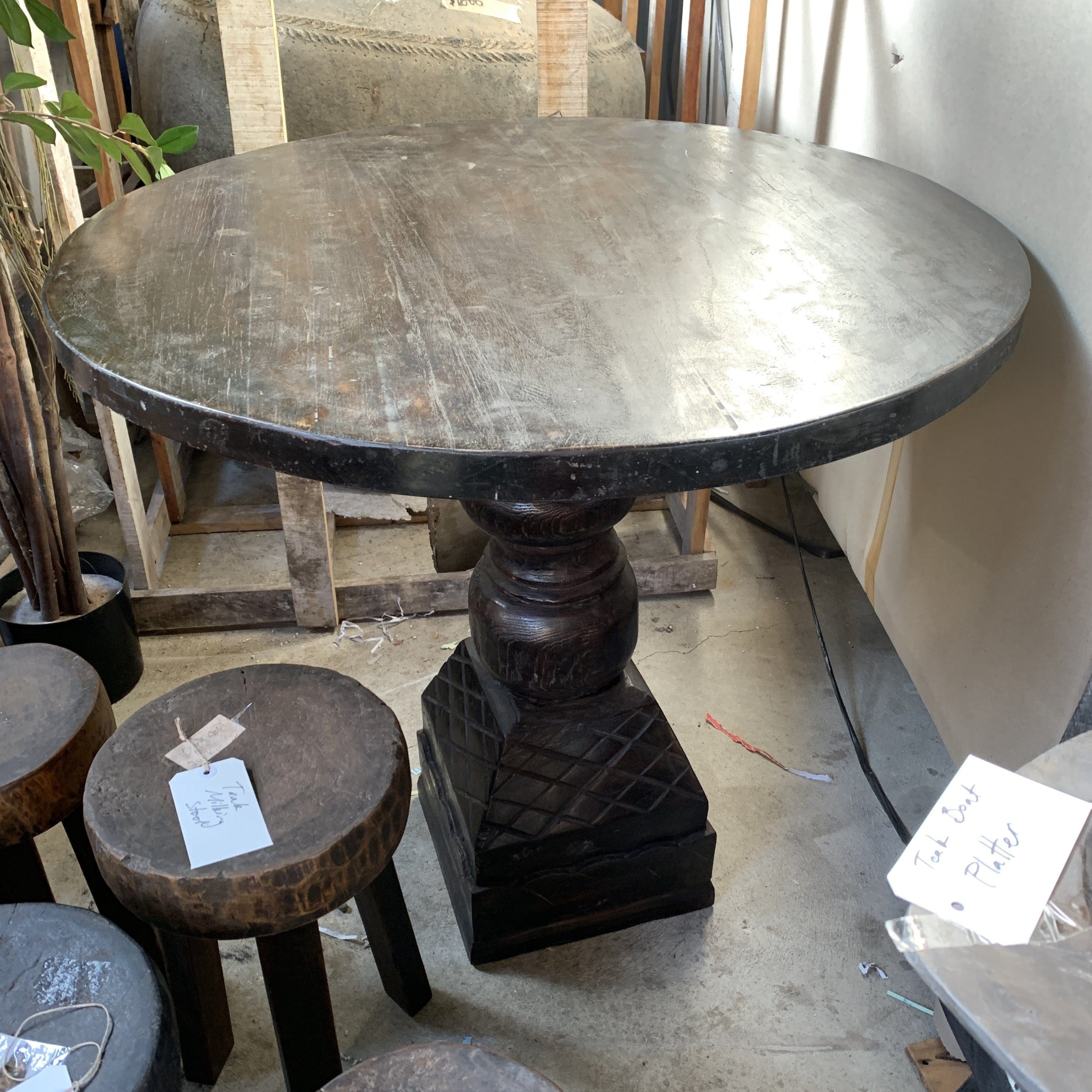 Exquisite Round Carved Pedestal Dining Table - Elegant Centerpiece for Living Room, Dining Area & Home Decor | Solid Wood Craftsmanship | Perfect for Family Gatherings & Dinner Parties