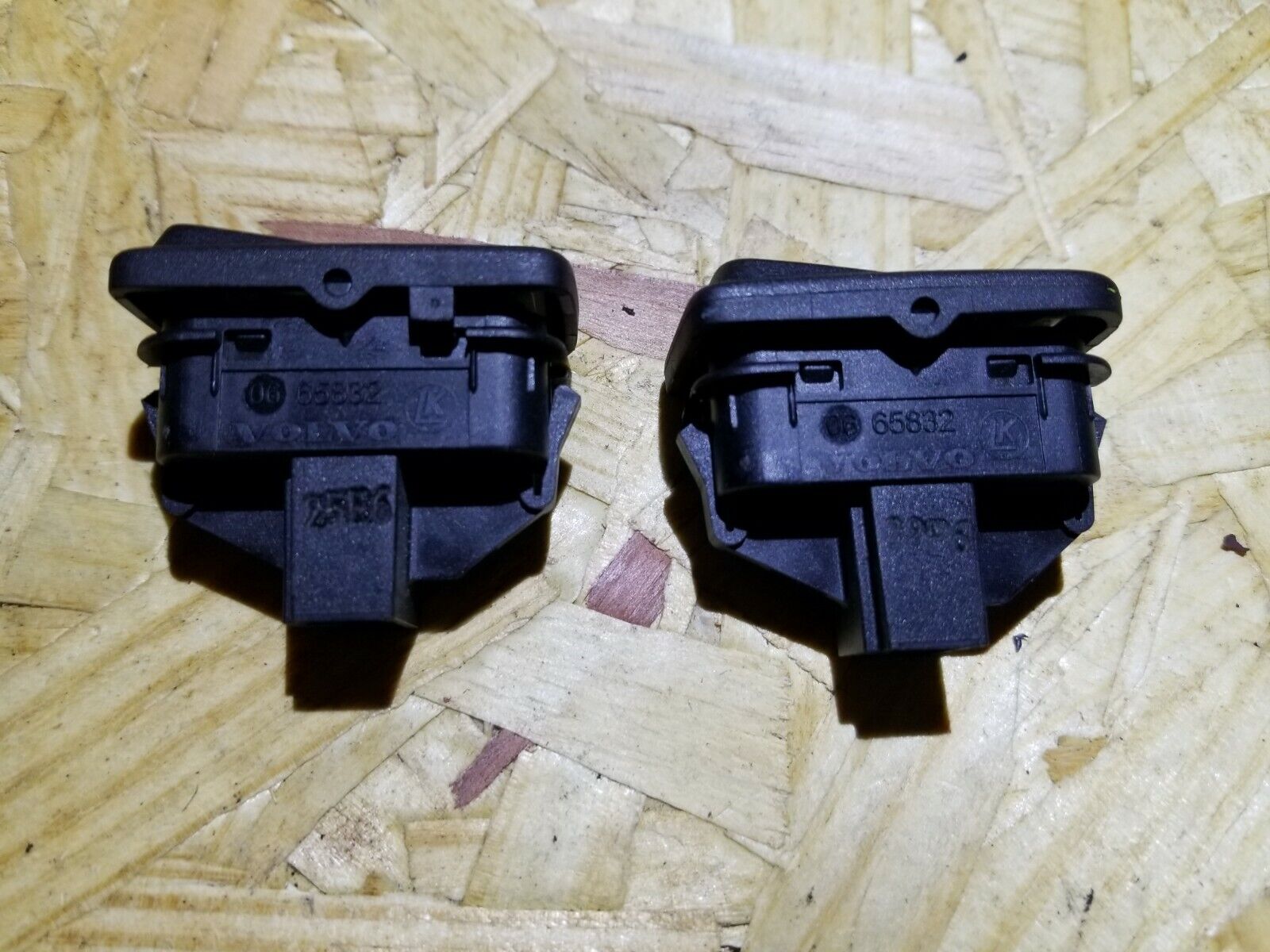 Volvo S40 2.4L Door Lock Switch Control (2pcs) - OEM Replacement for 2005-2009 Models - Perfect for Car Door Lock Repair & Maintenance