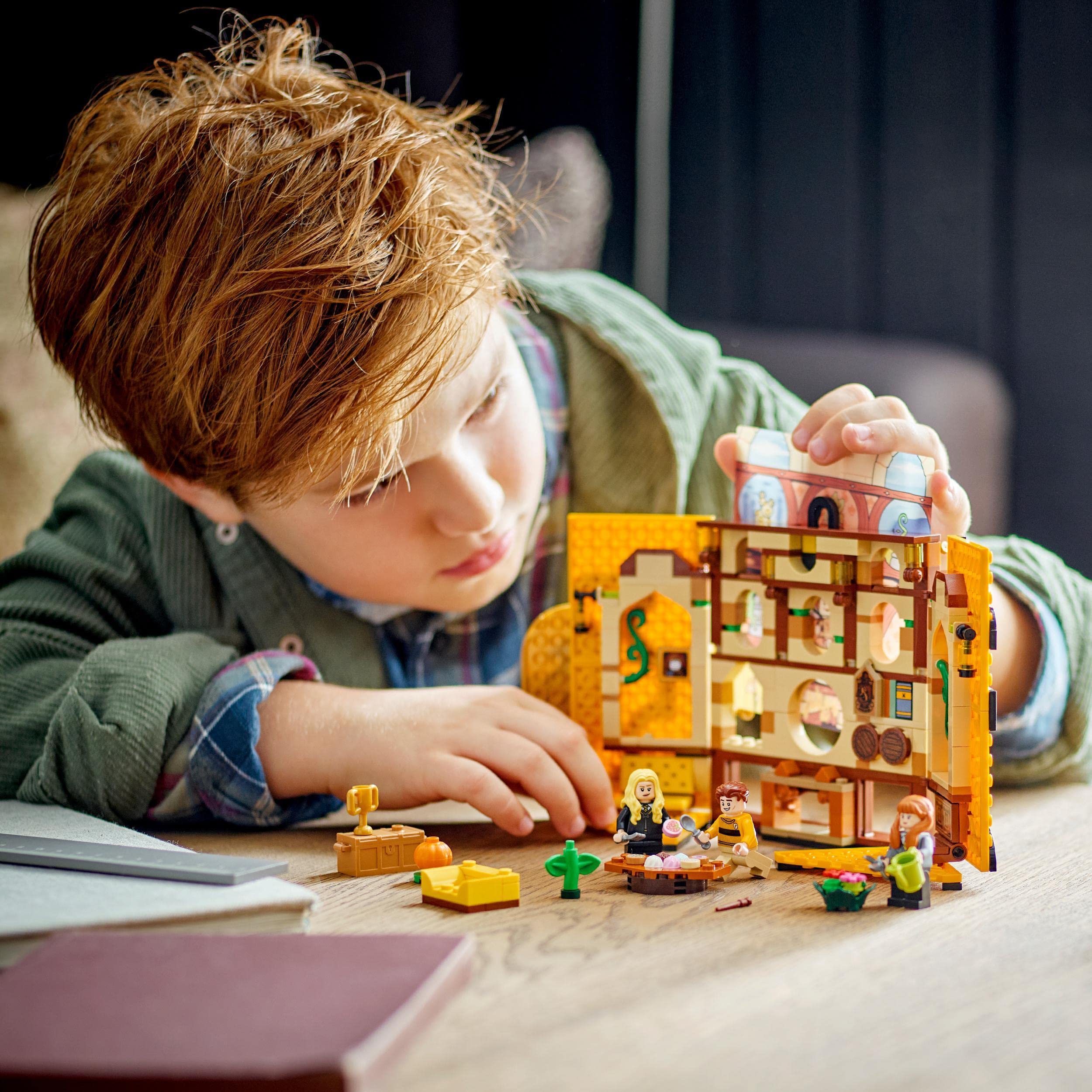LEGO 76412 Harry Potter House Crest Hufflepuff Building Kit with 3 Minifigures & Mandrake, Collectible Wall Decoration, Hogwarts Castle Toy – Perfect for Harry Potter Fans, Room Decor, and Gift Giving