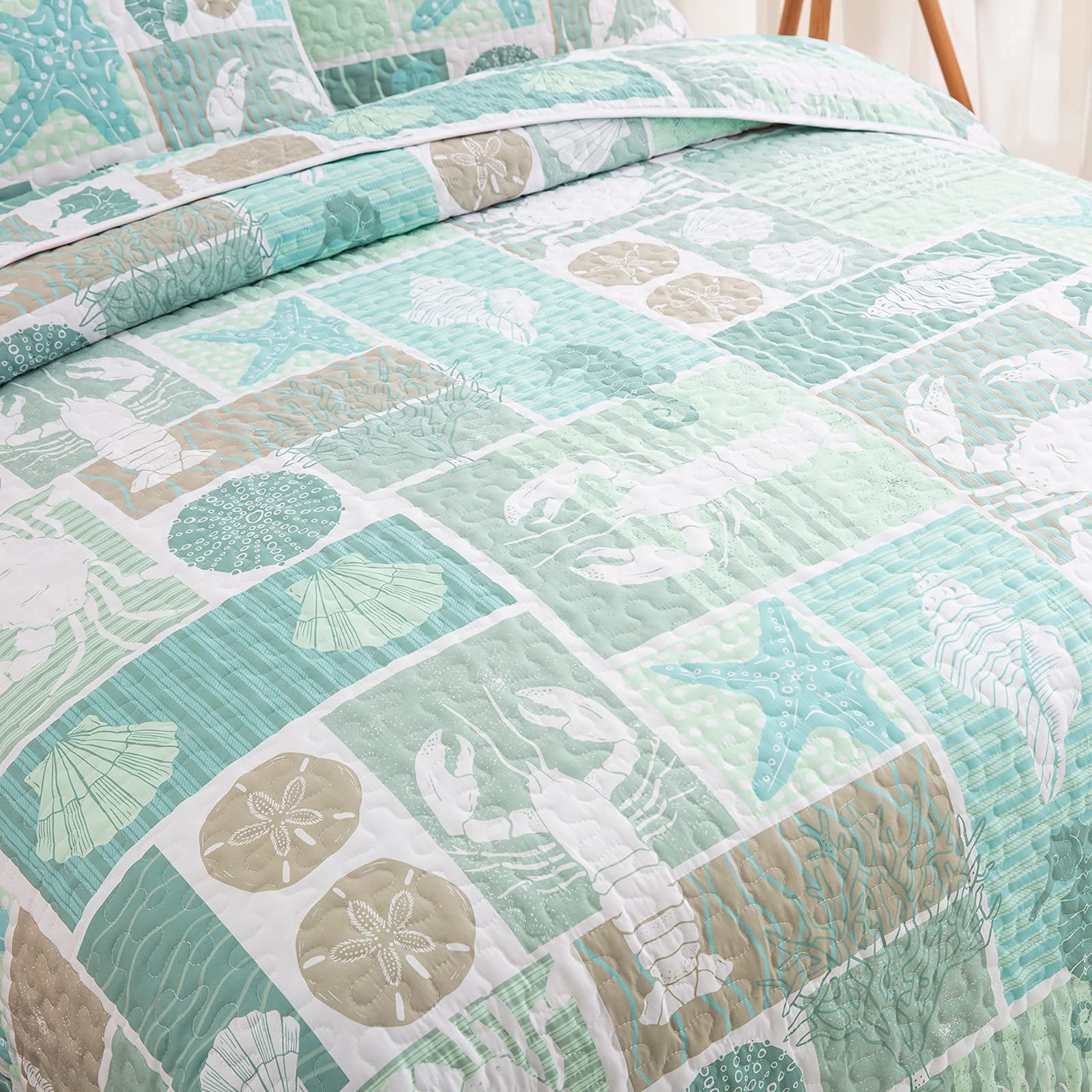 DJY Green Quilt Set Queen Size - Soft Reversible Microfiber Coastal Beach Theme Bedspread with 2 Pillow Shams (3-Piece All Season Bedding, 90x96 Inches) - Perfect for Beach House, Guest Room & Coastal Decor