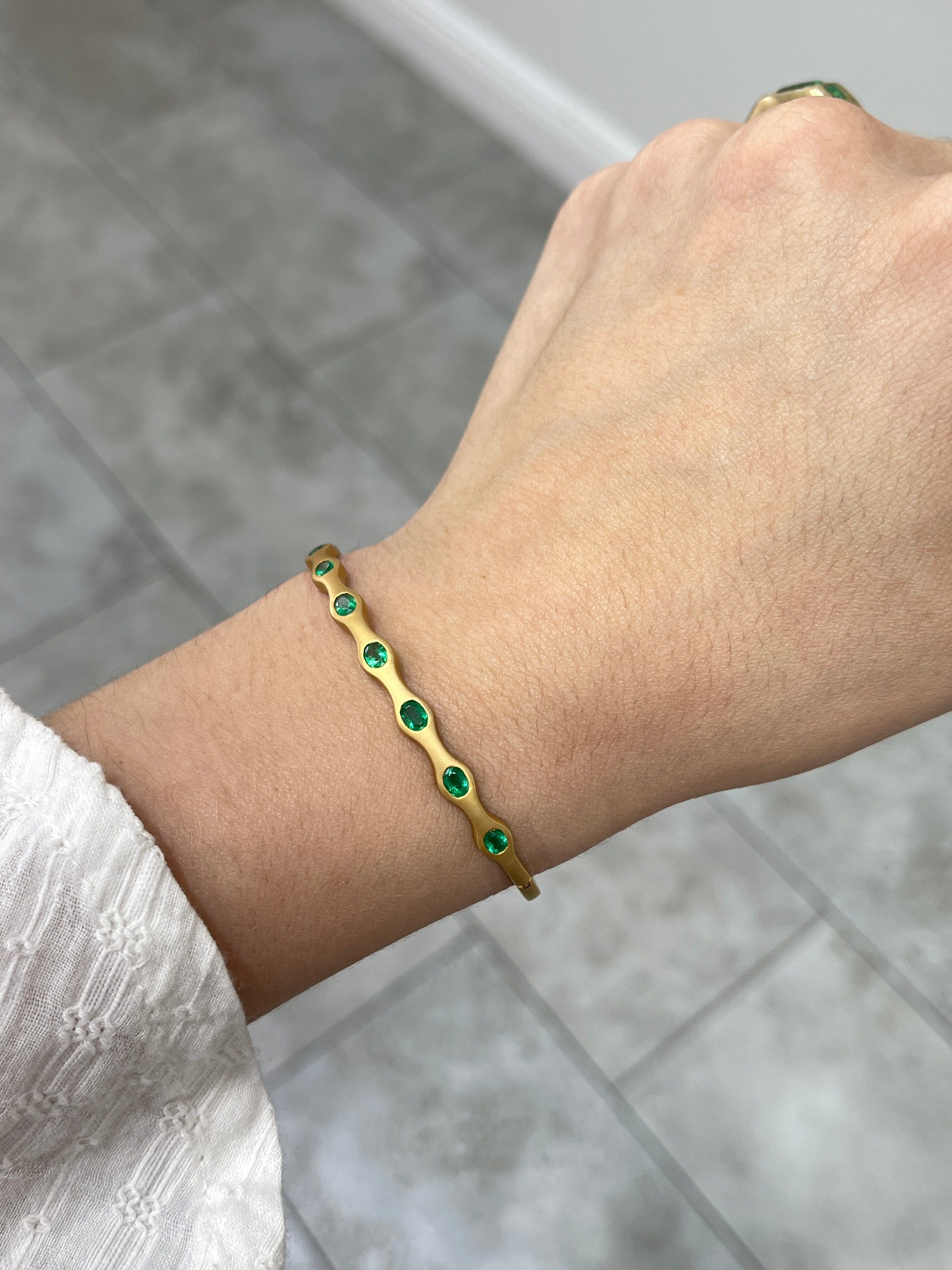 1.80tcw Oval Emerald Wavy/Scalloped 14K Gold Bangle Bracelet - Elegant Jewelry for Women, Perfect for Weddings, Parties & Special Occasions