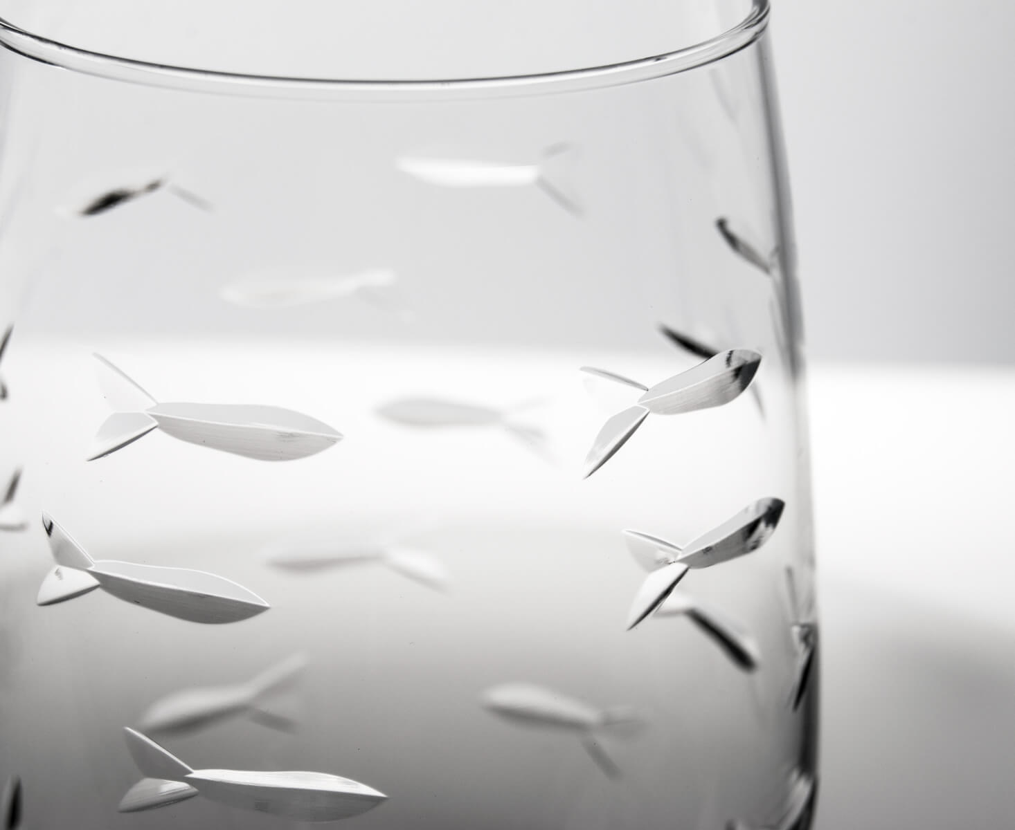 Premium 12oz White Wine Glasses Set of 4 with Elegant Fish Design - Perfect for Dinner Parties, Wine Tasting & Home Decor