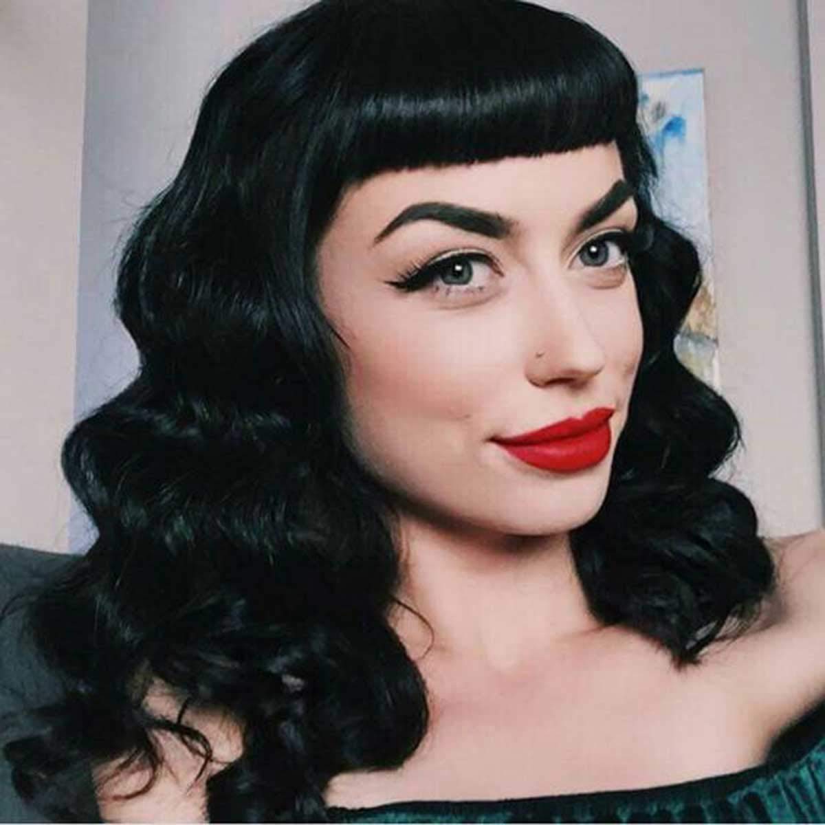 G&T Rockabilly Vintage Wigs for Women - Short Black Curly Wig with Bangs, Heat Resistant Shoulder Length Bettie Page Style Wig for Cosplay, Halloween & Everyday Wear - Perfect for 1950s Retro Look, Themed Parties & Daily Fashion