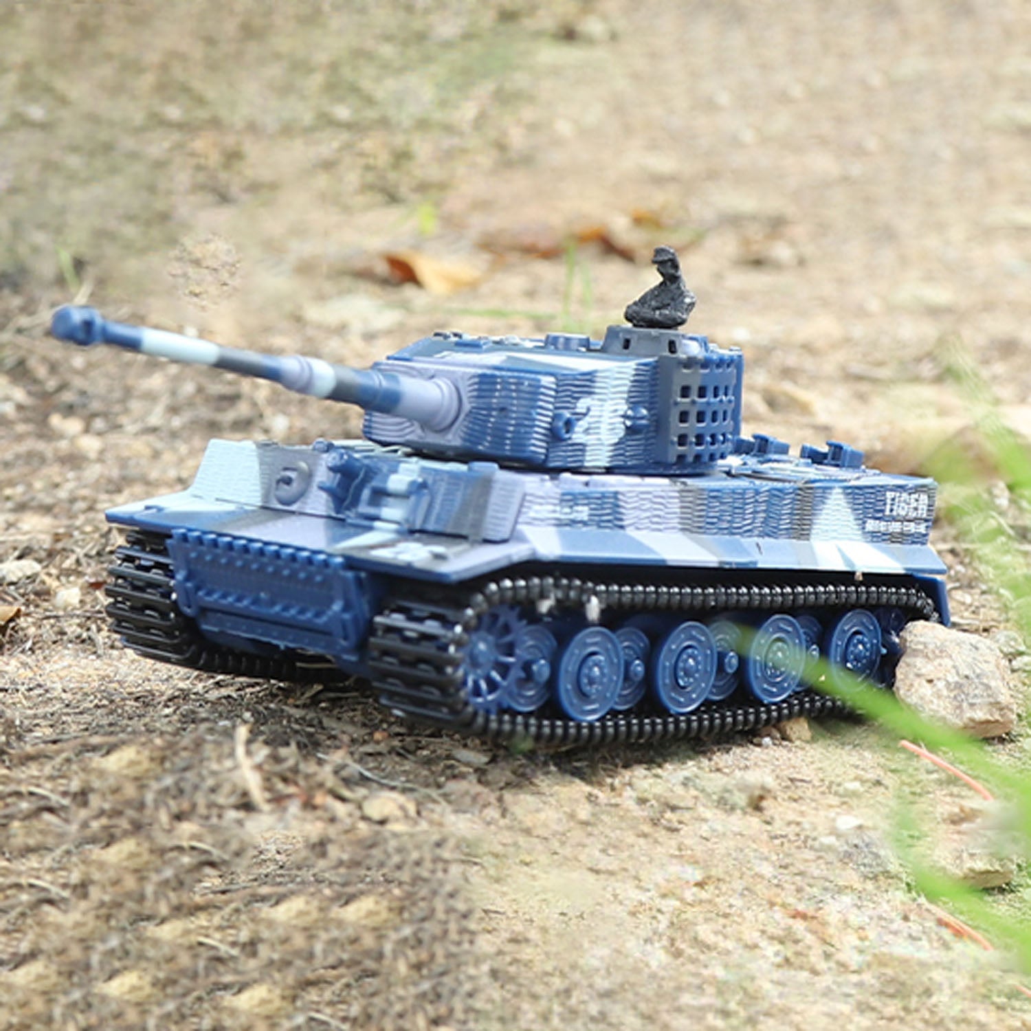 1/72 Scale RC Tank - German Tiger Battle Remote Control Panzer with 360° Rotating Turret, RTR Mini Toy with Sound Effects (12x5.5x5.5cm) - Perfect for Military Collectors, Battle Reenactments & Indoor Play