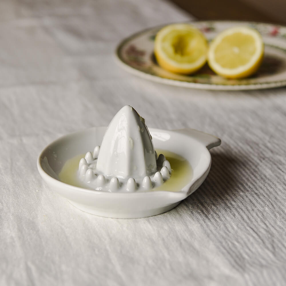 Premium White Porcelain Lemon Squeezer - Durable Kitchen Tool for Juicing Lemons, Limes & Citrus Fruits - Perfect for Cocktails, Baking & Healthy Drinks