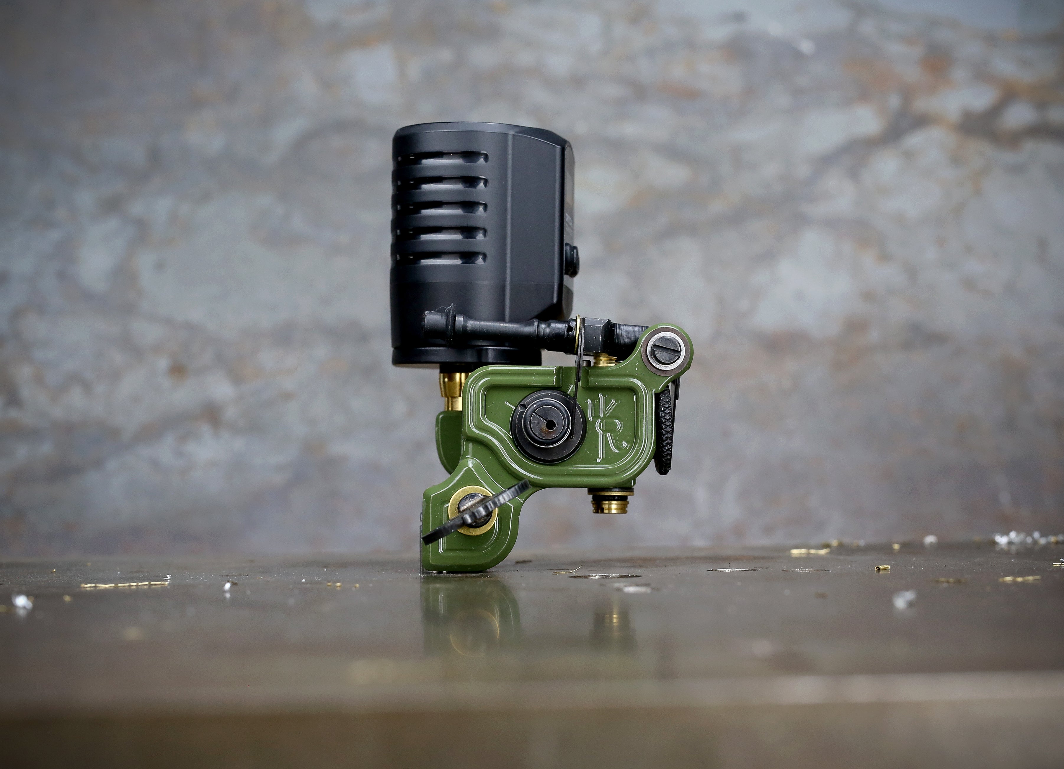 Dan Kubin Sidewinder 46er Featherweight Tattoo Machine - Olive x Olive Aluminum RCA with Clip Cord | Professional Tattoo Equipment for Artists & Beginners | Perfect for Lining, Shading & Detailed Work