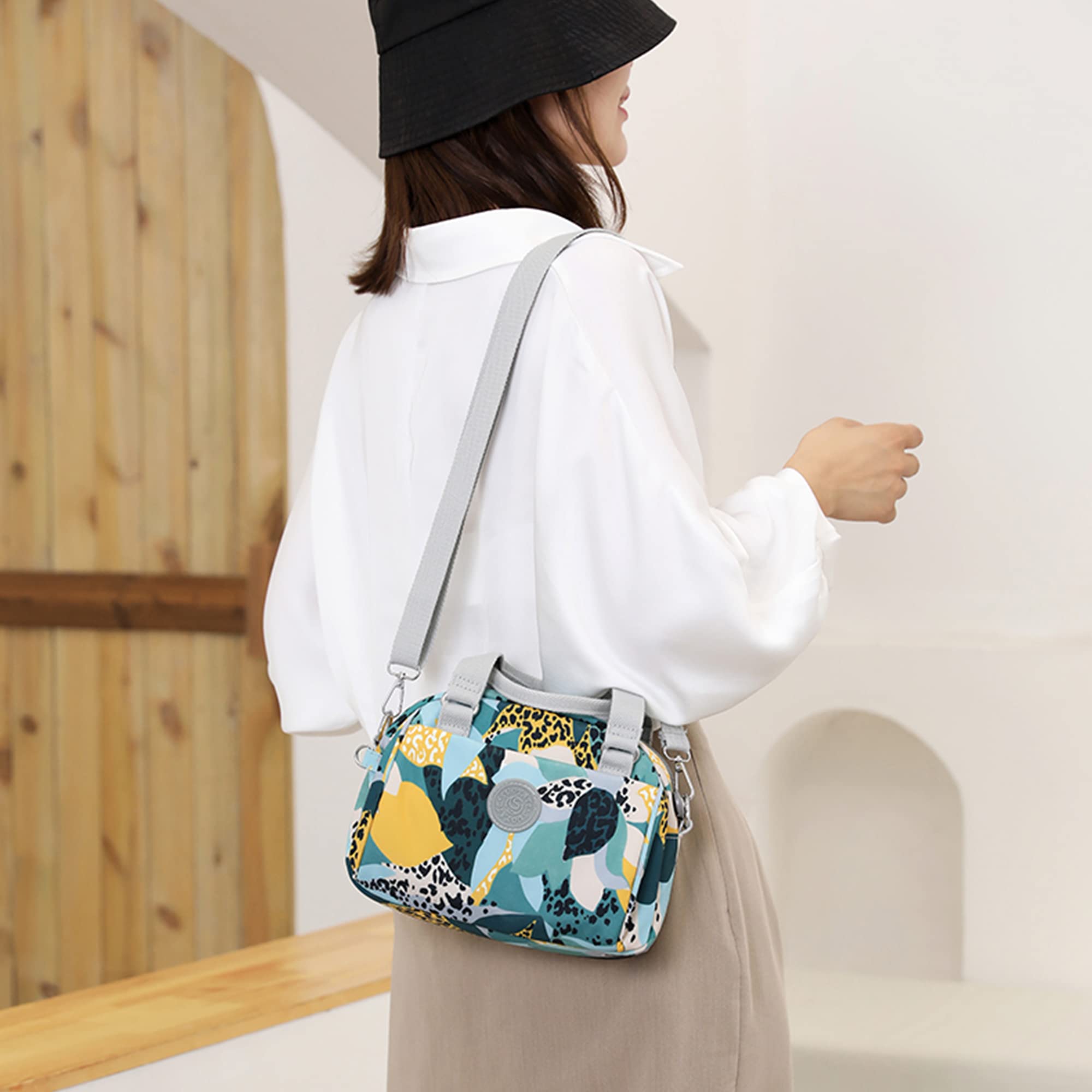 Lightweight Small Crossbody Purse for Women - Kawaii Mini Shoulder Bag - Cute Aesthetic Travel Bag for Everyday Use, Shopping & Outings