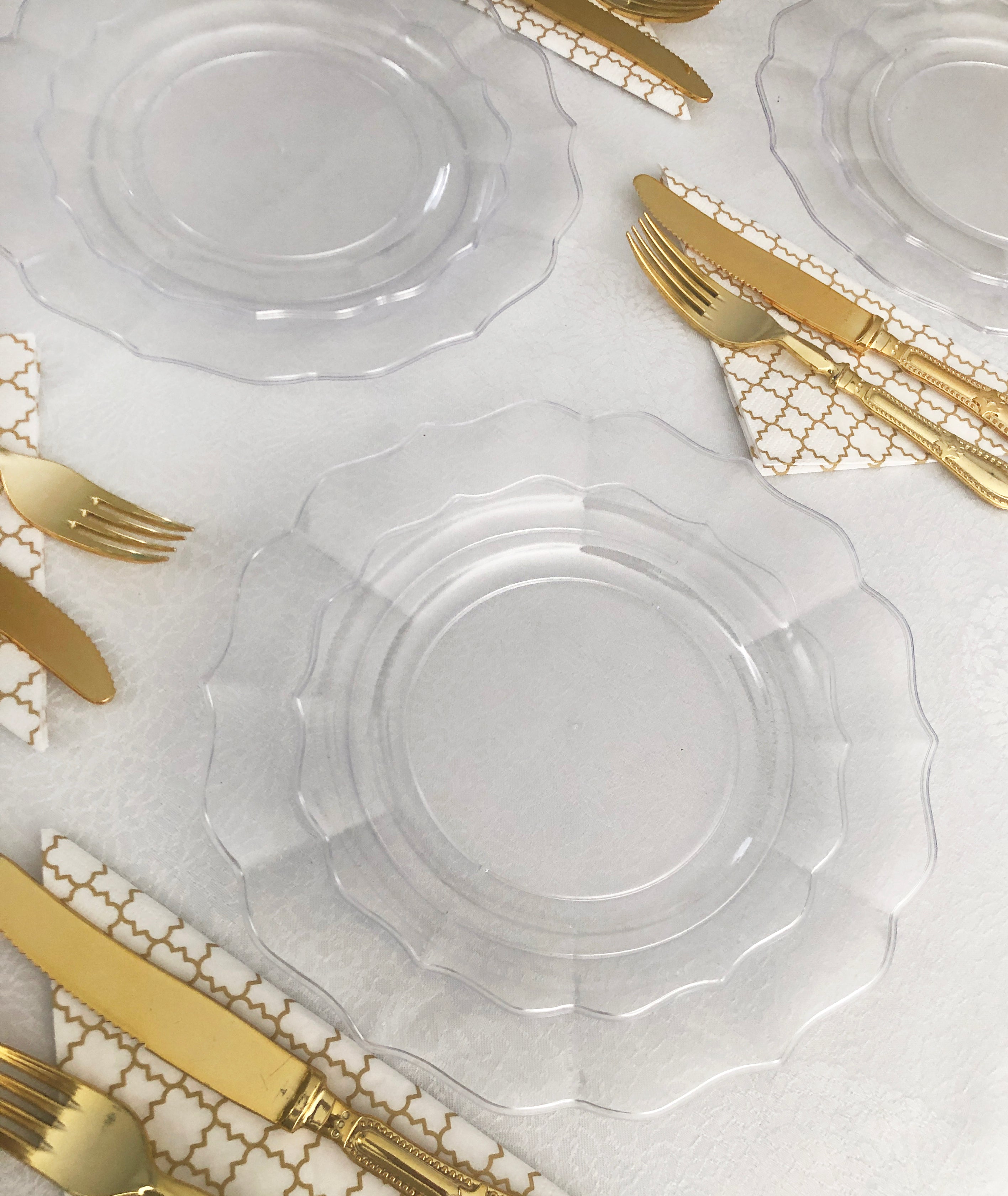 Eco-Friendly Clear Round Plastic Plates with Scalloped Edge - 50 Pack Disposable Dinner Plates for Parties, Picnics & Events - BPA-Free, Durable & Stylish Tableware