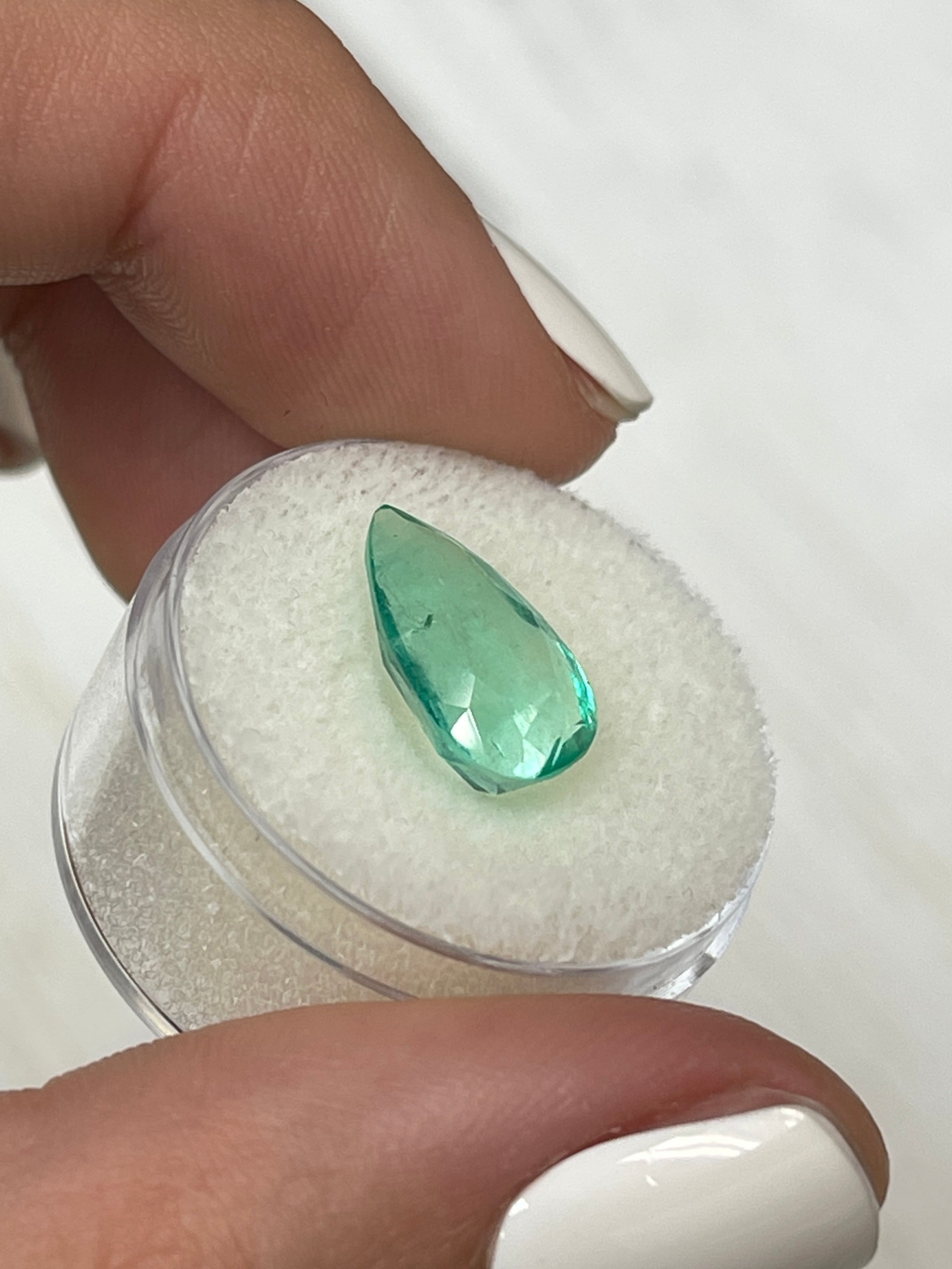 4.0 Carat Natural Colombian Emerald Pear Cut Loose Gemstone - Crystal Clean Green for Jewelry Making, Engagement Rings & Luxury Gifts