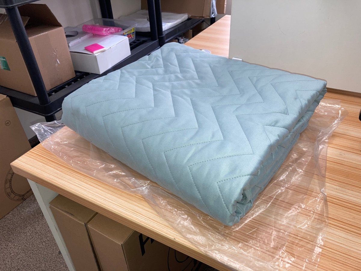 Ultra Soft Microfiber Quilted Blanket - Super Cozy & Warm Throw for Bed, Sofa, and Travel - Perfect for Winter Nights, Camping, and Home Decor
