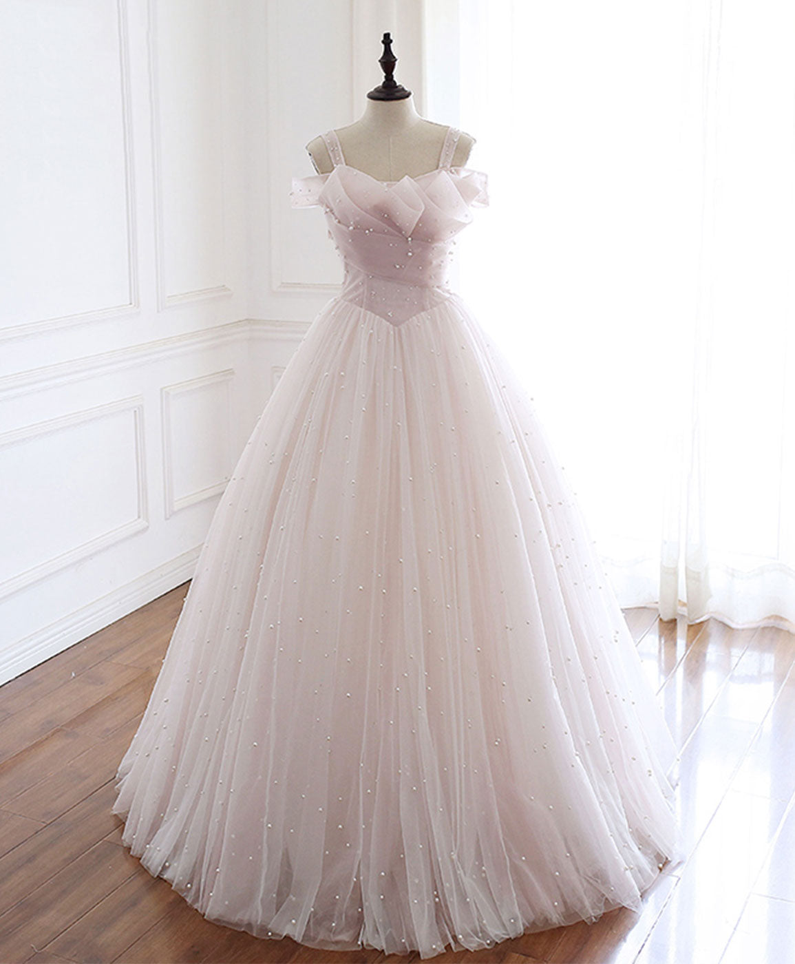 Elegant Light Pink Tulle Long Prom Dress for Women - Formal Graduation Gown with Flowy Skirt - Perfect for Prom Night, Homecoming, and Special Occasions