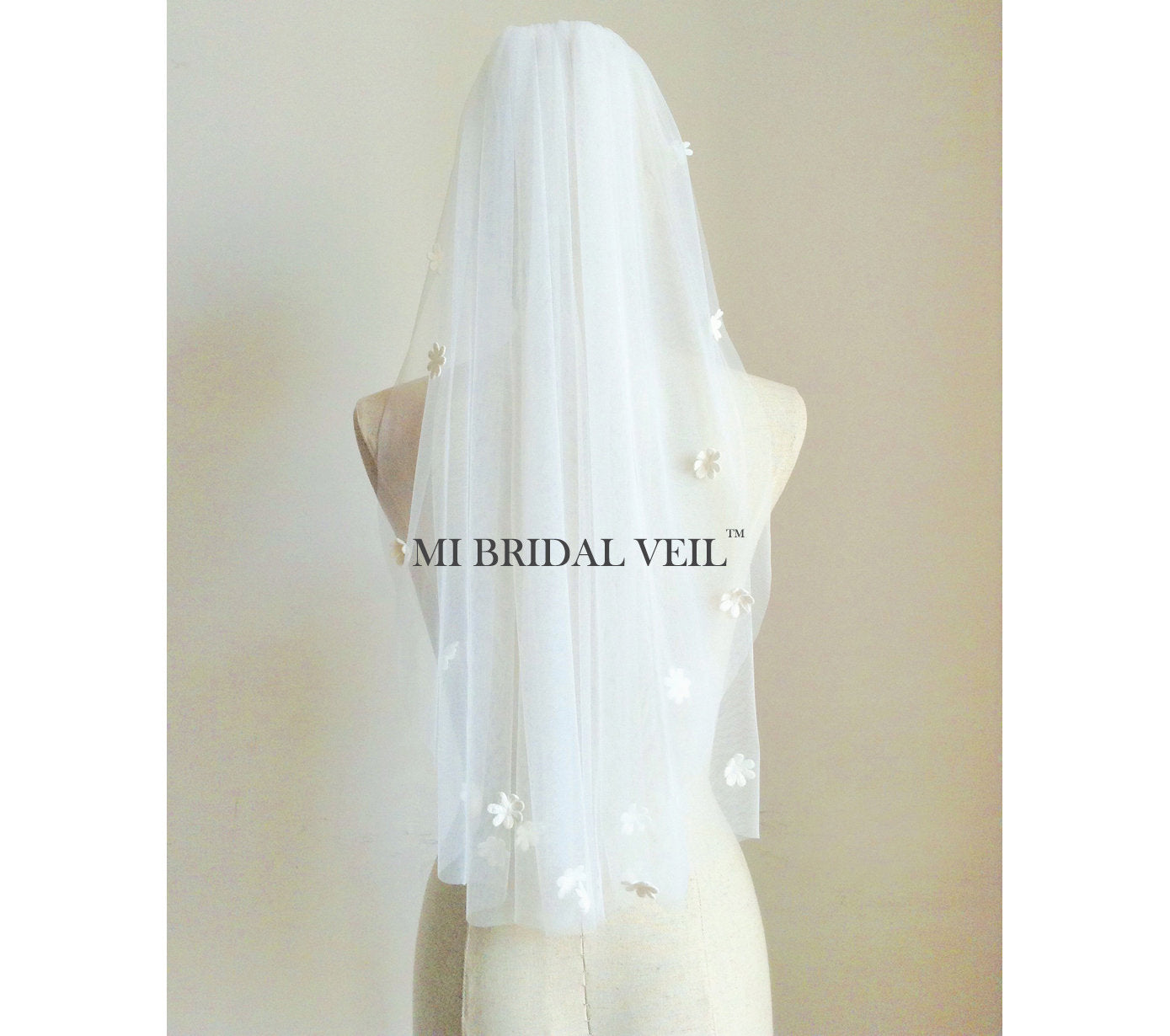Elegant Daisy Petal Boho Wedding Veil with Floral Accents | Handmade Bridal Veil for Boho & Garden Weddings | Perfect for Outdoor & Beach Ceremonies