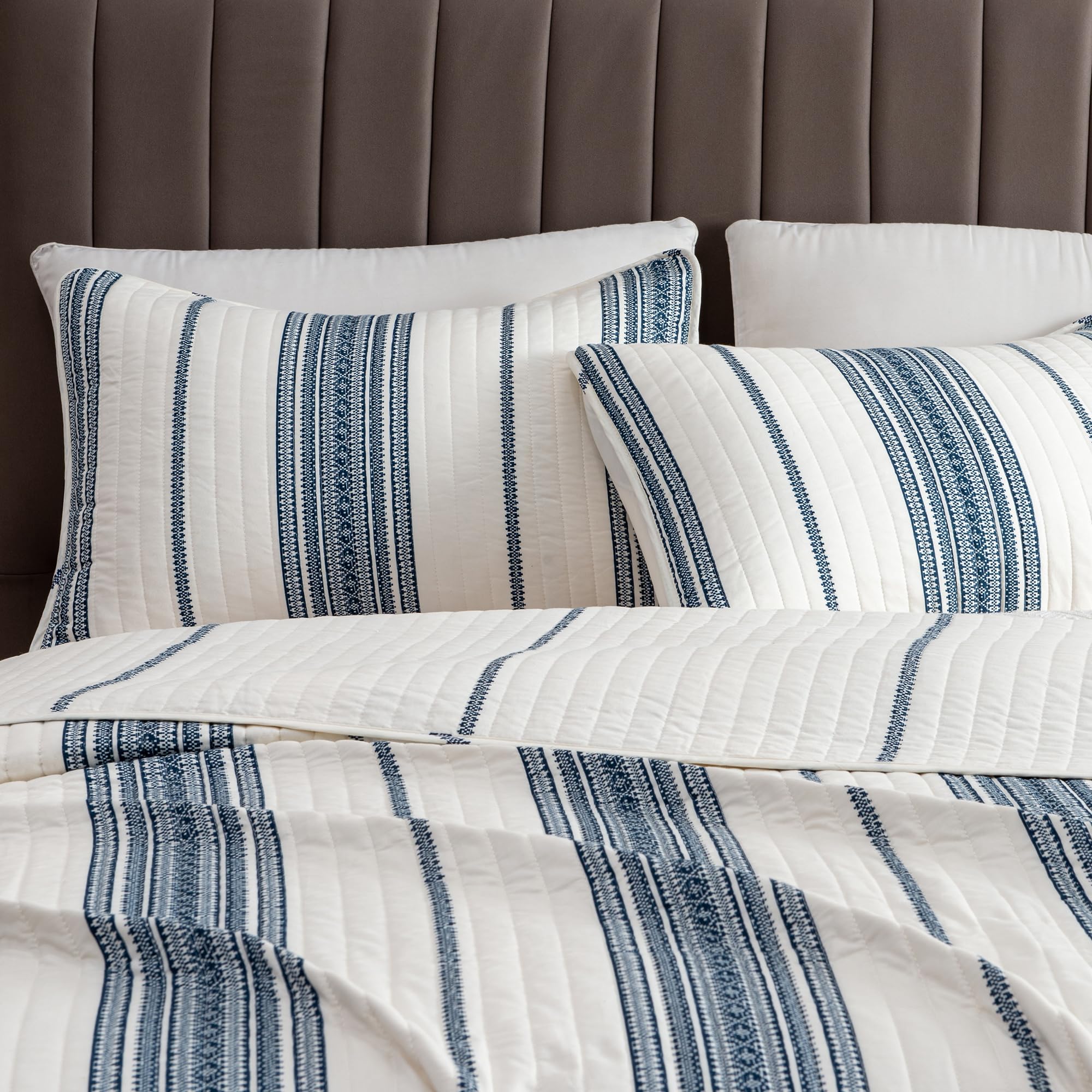 Great Bay Home King Size Reversible Quilt Set - All Season Lightweight Bedspread Coverlet with 2 Pillow Shams - Modern Navy & White Striped Design for Bedroom Decor - Perfect for Guest Rooms, Master Bedrooms & Cozy Home Styling
