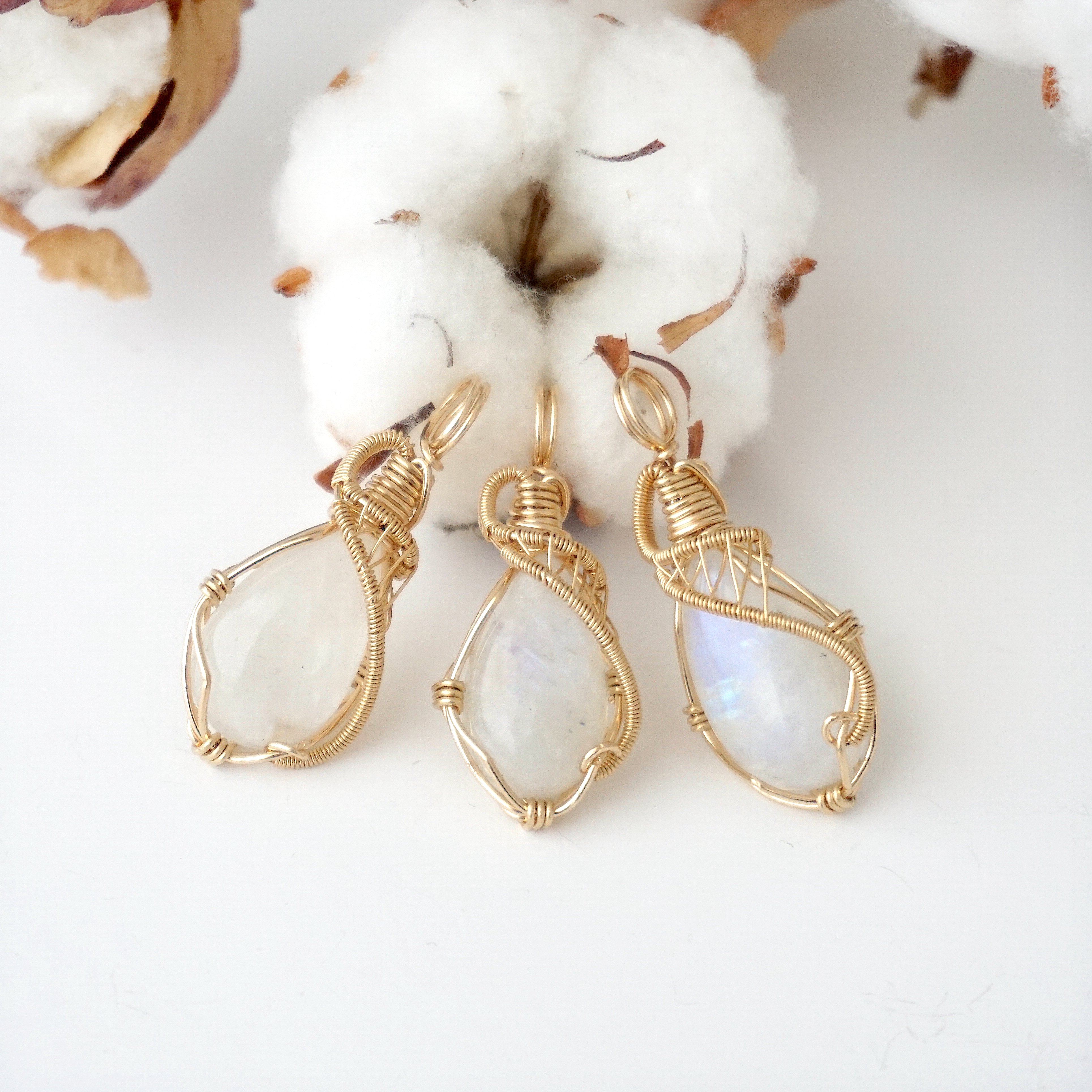 Rainbow Moonstone Necklace 14k Gold Filled - Elegant Healing Crystal Jewelry for Women, Perfect for Spiritual Healing, Meditation & Everyday Wear