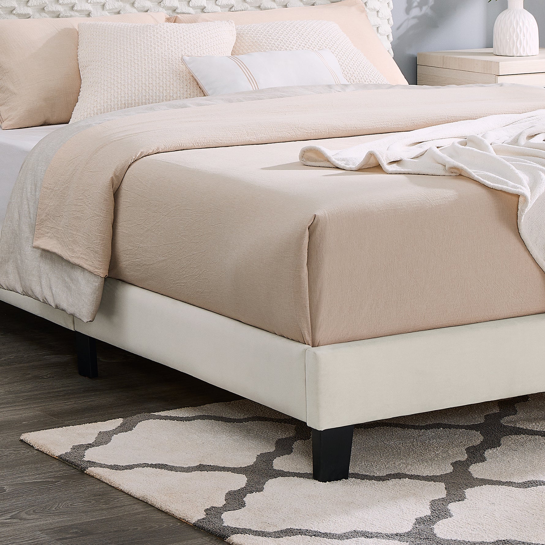 Roundhill Furniture Findlay 3-Piece Upholstered Bedroom Set - Queen Size Plush Fabric Bed with Matching Nightstand | Modern Bed Frame & Storage Drawers for Master Bedroom, Guest Room, or Apartment