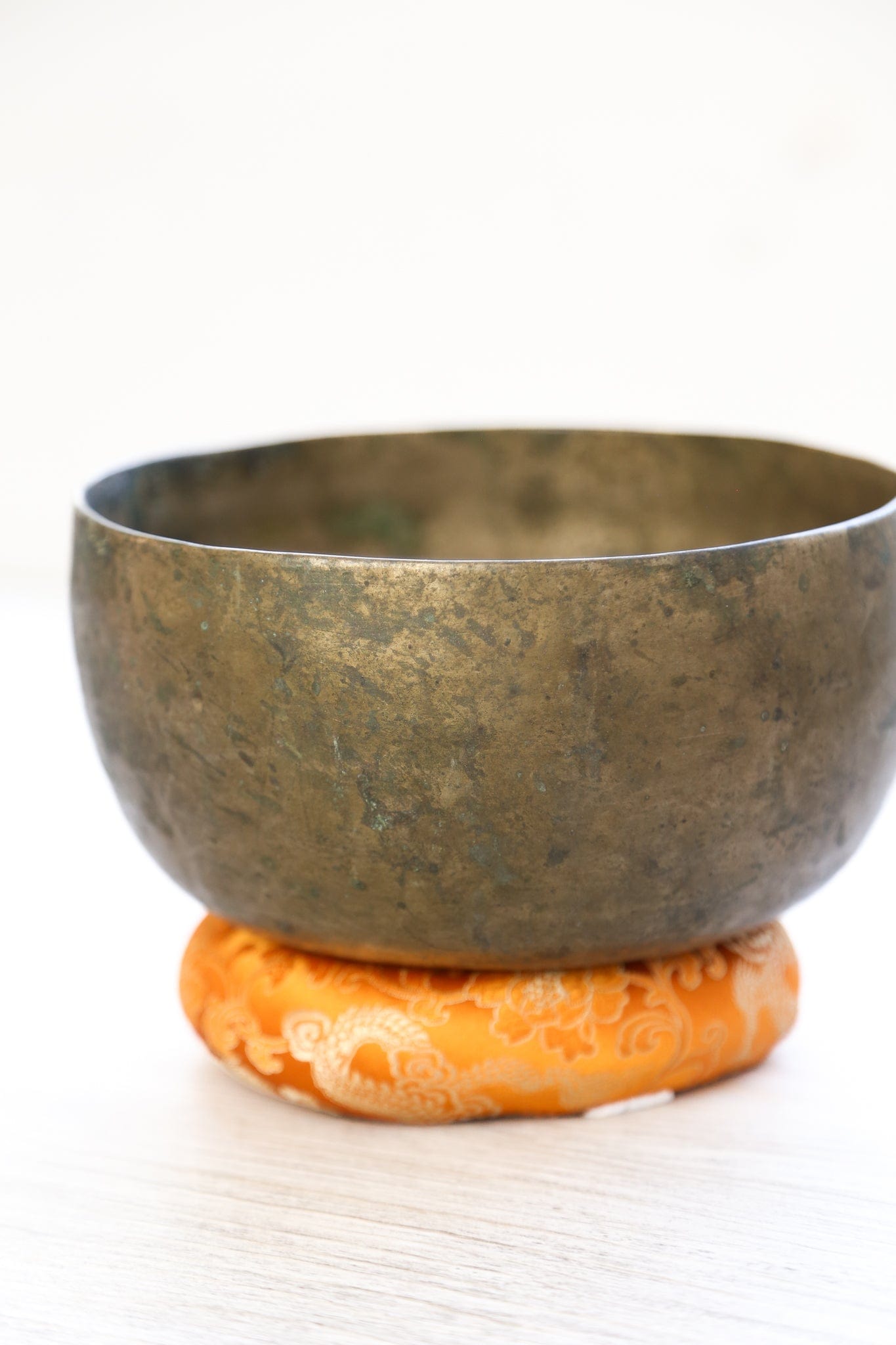 Antique Tibetan Singing Bowl for Heart Chakra Healing - 186 Hz Meditation Sound Therapy - Perfect for Yoga, Reiki & Spiritual Practices