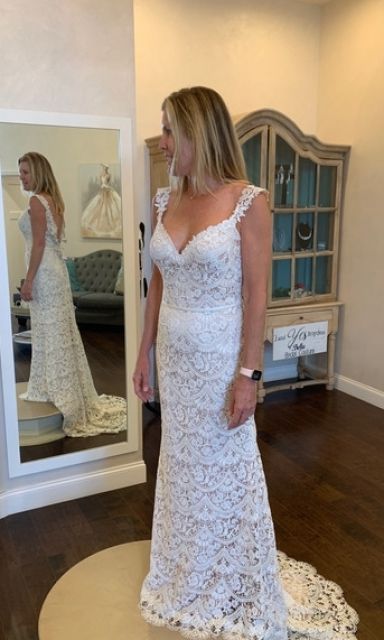 Paloma Blanca 4840 Sample Wedding Gown - Elegant Lace Bridal Dress for Church Ceremony & Romantic Beach Weddings
