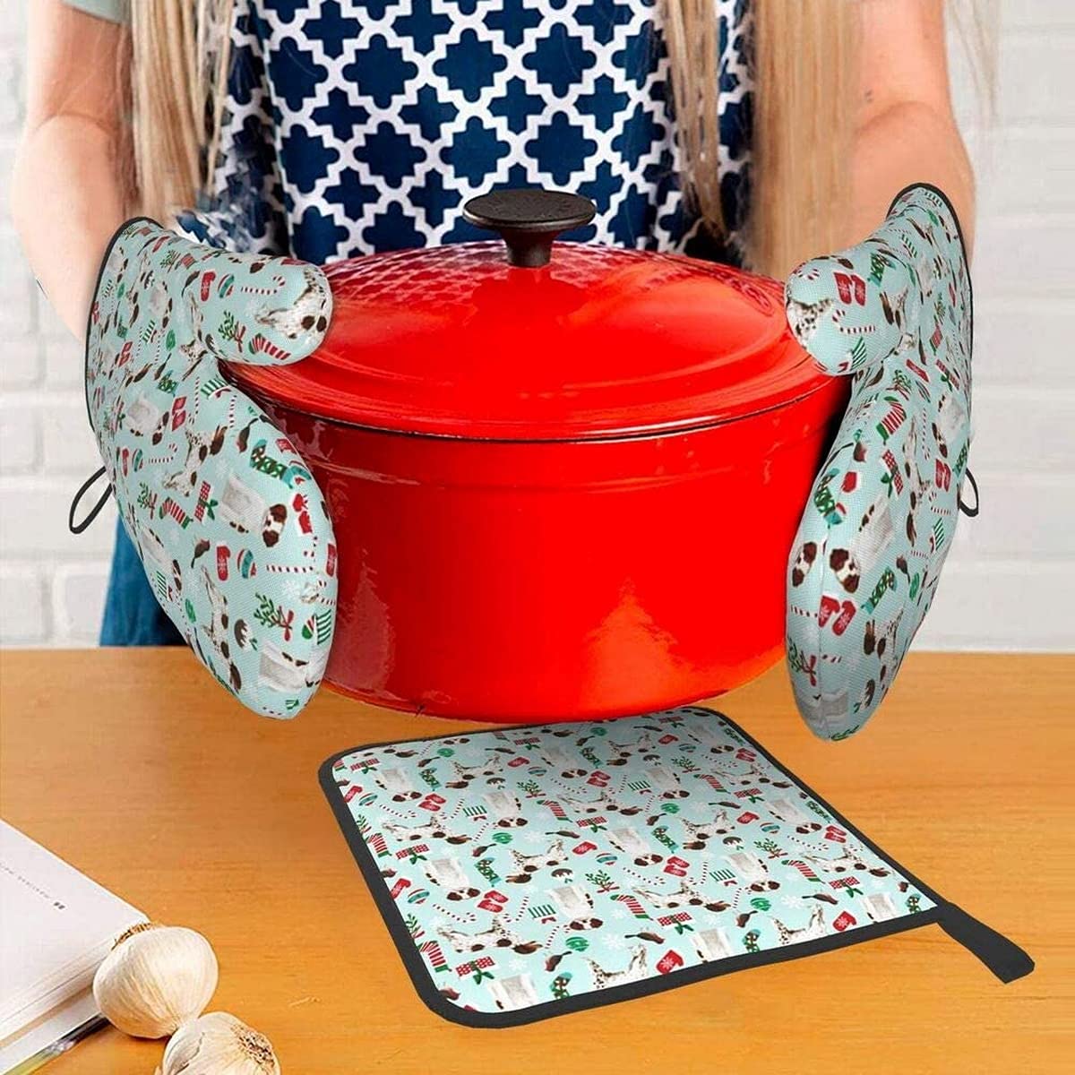 Brittany Spaniel Christmas Dog Pattern Oven Mitts and Pot Holders Set of 3 - Heat Resistant Kitchen Gloves for Cooking, Baking, BBQ & Grilling - Perfect Holiday Gift for Dog Lovers