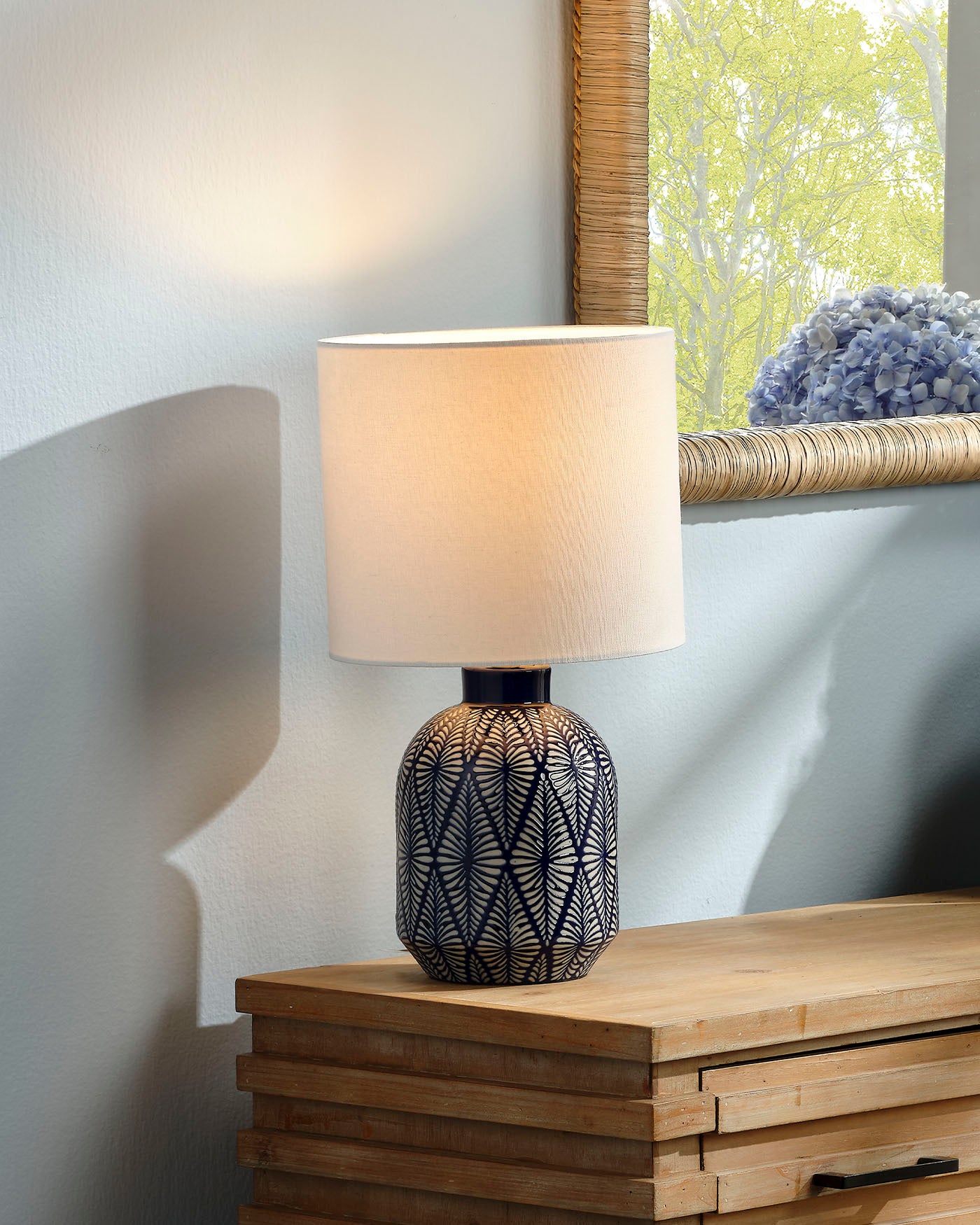 Modern Highland Table Lamp - Adjustable Brightness LED Desk Light for Living Room, Bedroom & Office - Perfect for Reading, Working & Relaxing