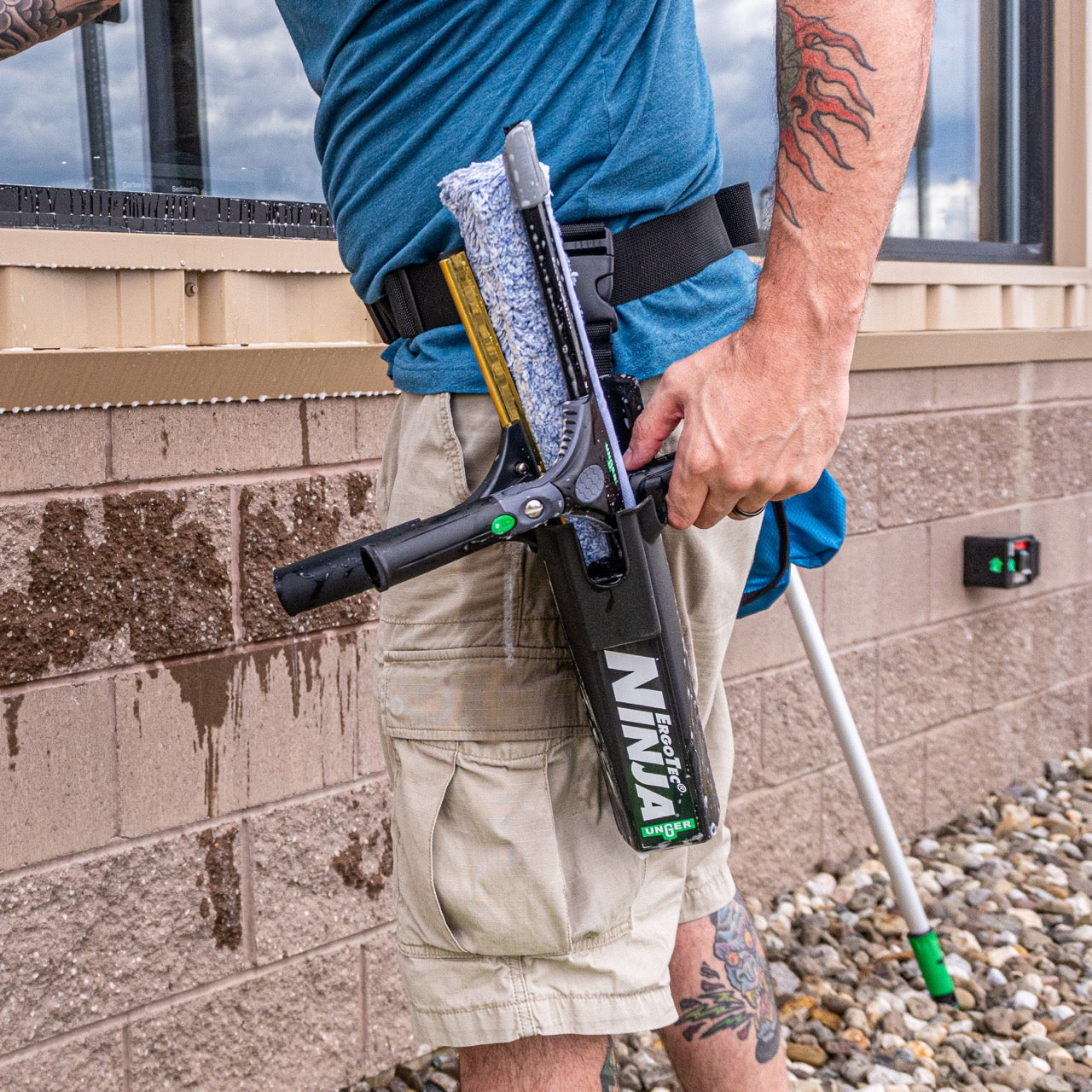 Unger Ninja Bucket on a Belt - Hands-Free Cleaning Tool for Professionals | Perfect for Window Washing, Painting & Outdoor Work