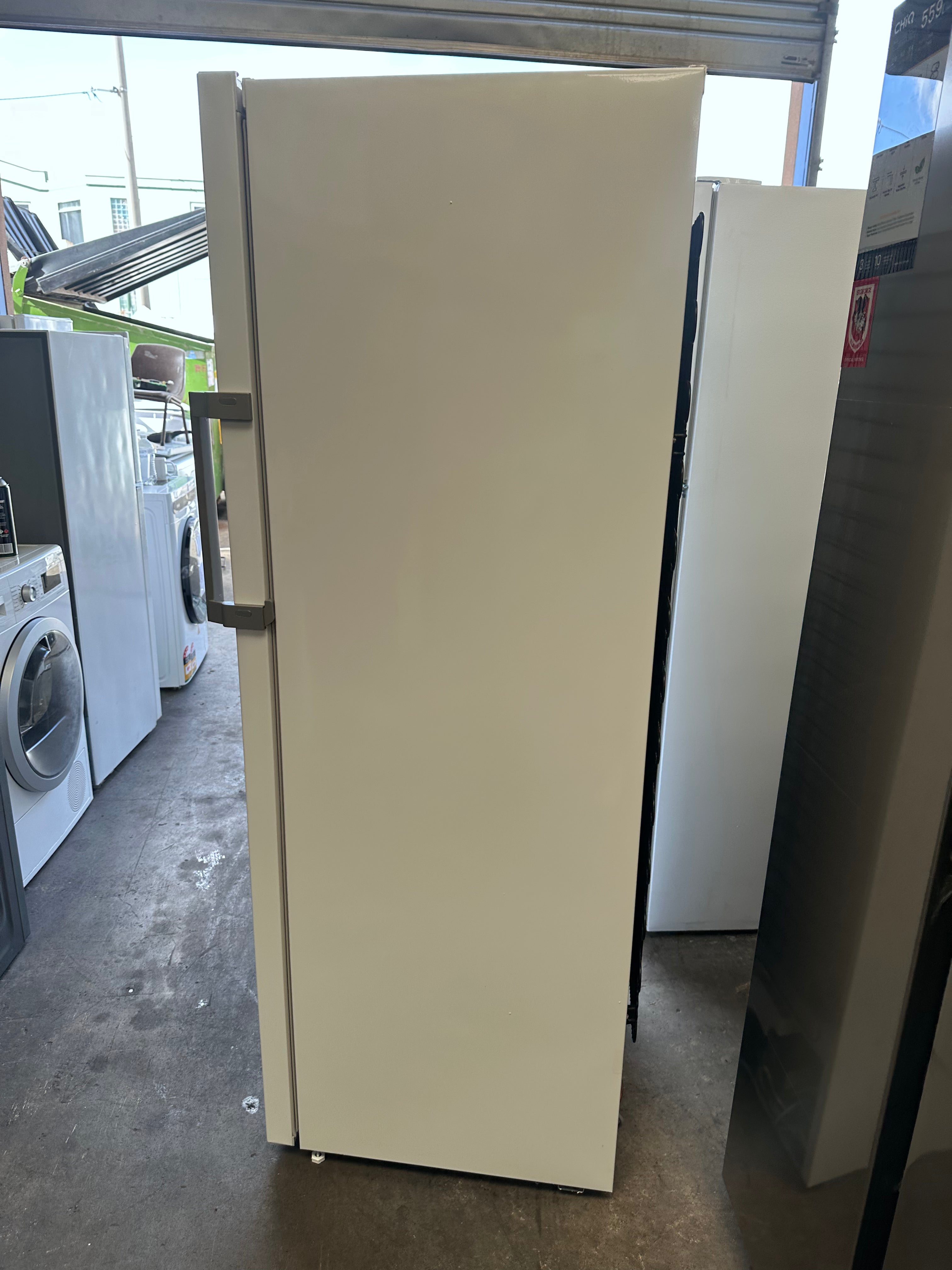 Beko 250L Frost Free Upright Freezer BVF290W - Energy Efficient European Made Appliance with 12 Month Warranty (Carton Damaged) - Perfect for Home, Restaurant & Commercial Kitchen Use