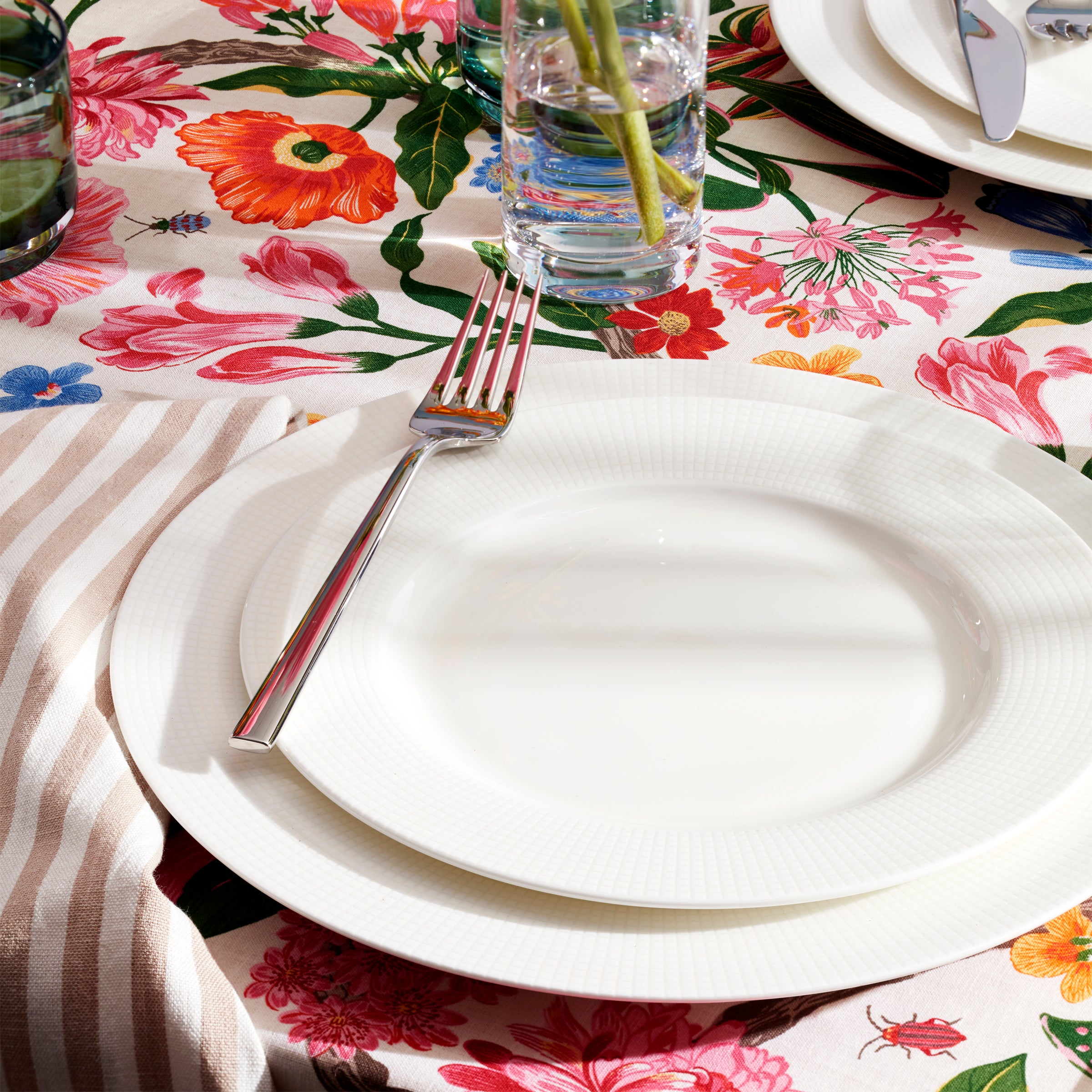 Tuscany Classics 18-Piece Dinnerware Set - Elegant Porcelain Dinner Plates, Bowls & Mugs - Perfect for Family Dinners, Entertaining Guests & Holiday Gatherings