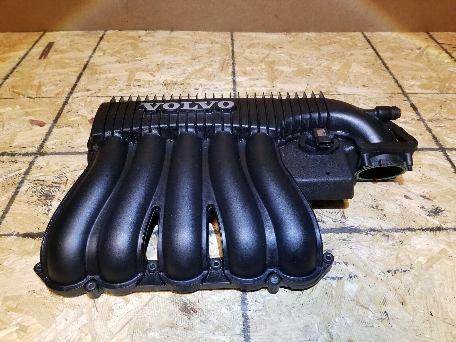 Original Volvo S40 2.4L Non-Turbo Intake Manifold (30646518) - OEM Replacement for 2005-2009 Models - Perfect for Engine Performance Upgrades & Repairs