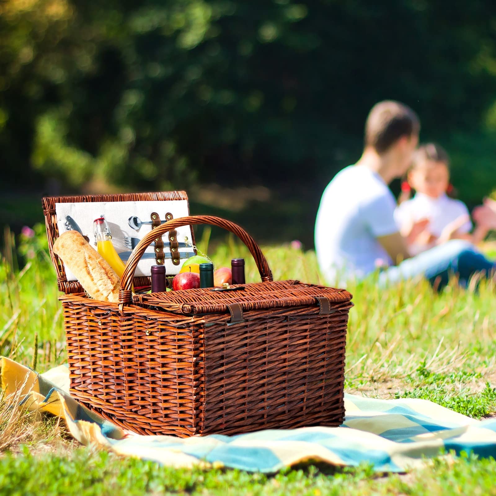 Juvale 4-Person Wicker Picnic Basket Set with Utensils, Wine Glasses & Insulated Cooler Bag - Luxury Camping & Outdoor Dining Essentials for Family Picnics, Beach Outings, and Romantic Getaways