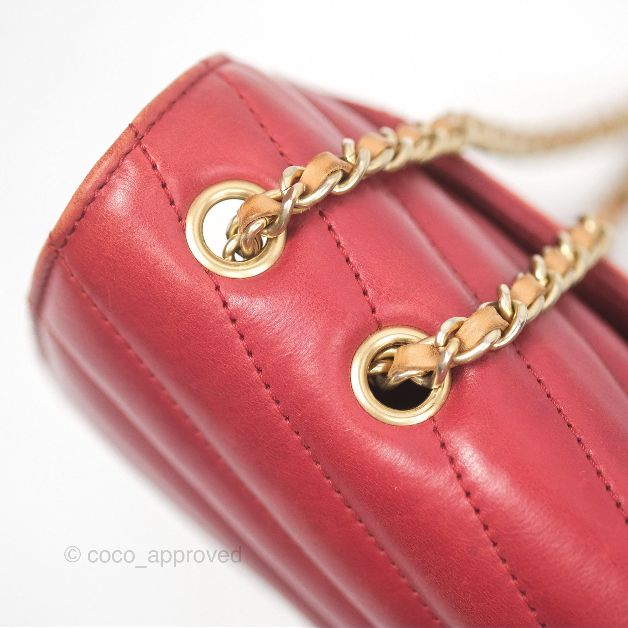 Chanel Chevron Shoulder Bag in Red Calfskin Leather with Aged Gold Hardware - Luxury Crossbody Purse for Women, Perfect for Parties, Date Nights & Special Occasions
