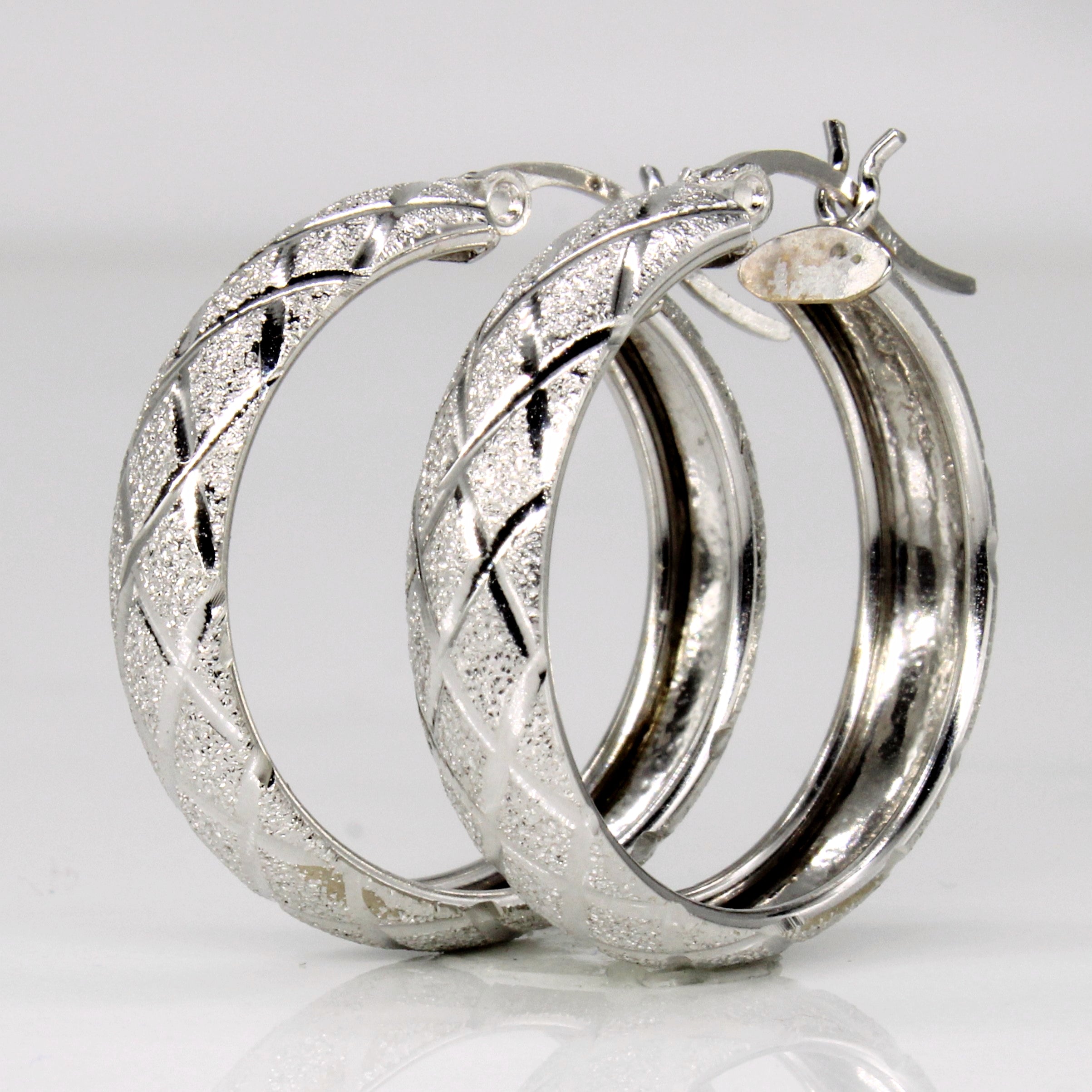 10K White Gold Hoop Earrings for Women - Classic Circle Huggie Earrings for Everyday Wear - Perfect Gift for Birthday, Anniversary & Valentine's Day