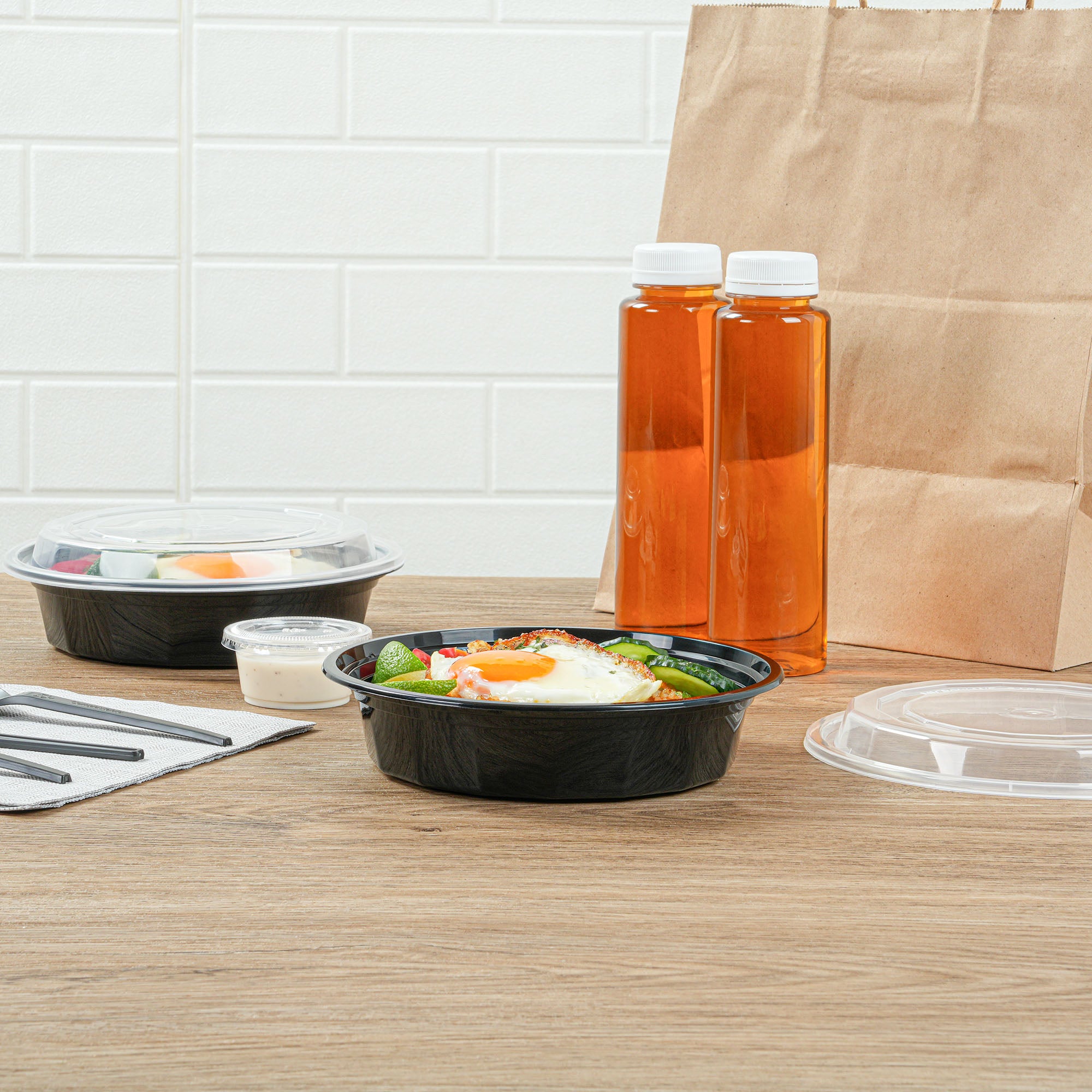 24 oz Round Black Plastic Food Storage Containers with Clear Lids - 100 Pack, Microwave Safe To-Go Boxes (7.25