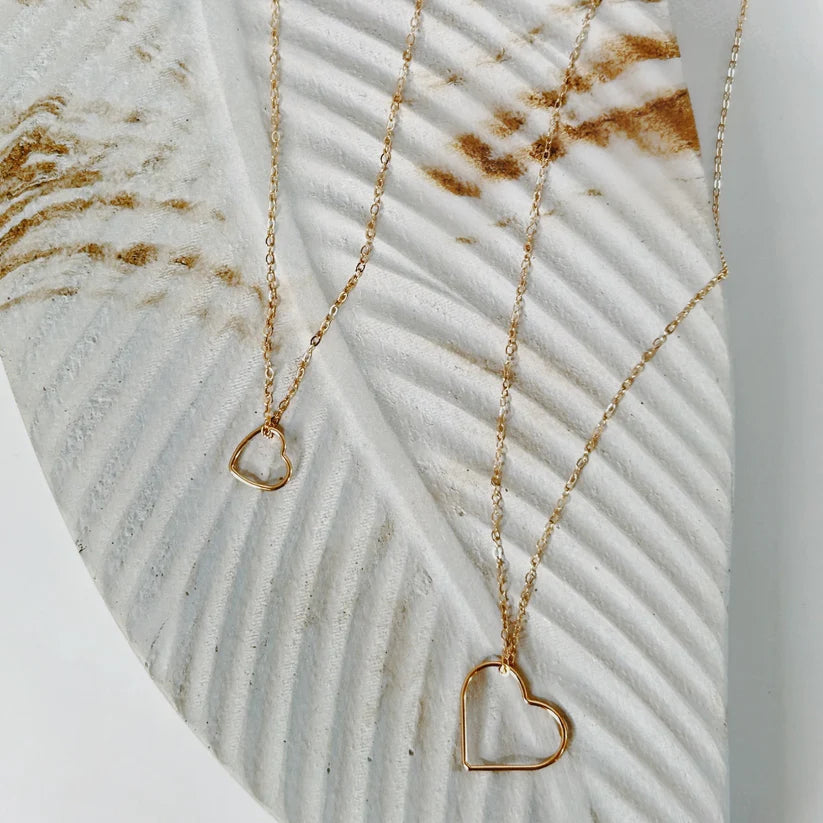 Mini Heartfelt Necklace - Dainty Gold/Silver Heart Pendant for Women, Gift for Her, Valentine's Day, Anniversary - Perfect for Everyday Wear & Special Occasions