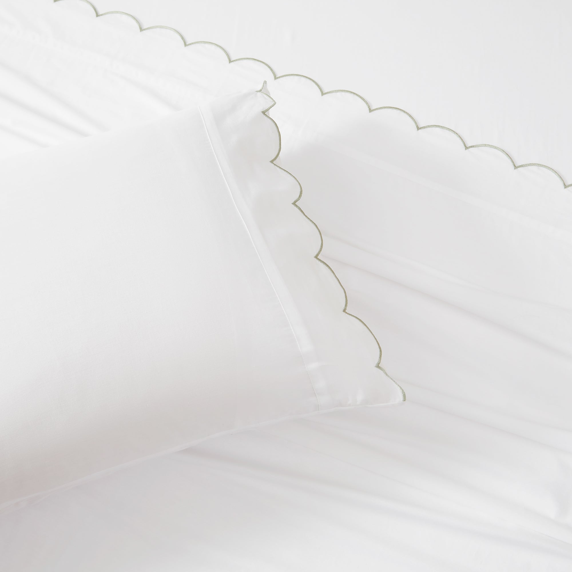 Coastal Chic Scalloped Edge Cotton Sheet Set - Soft & Breathable Bedding for Beach House, Guest Room & Master Bedroom - Perfect for Summer Nights & Coastal Decor
