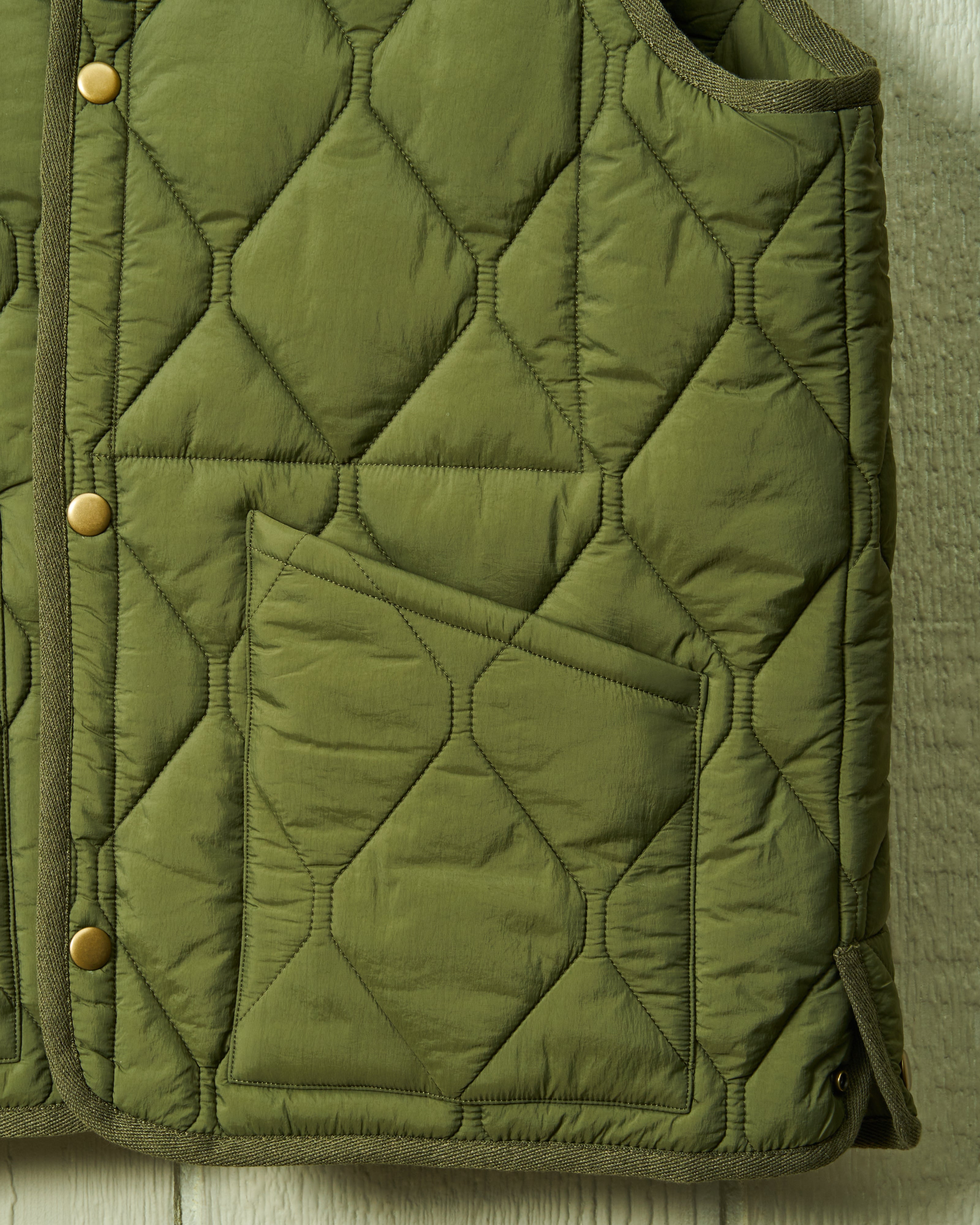 Quilted Vest for Women in Olive Green - Lightweight Puffer Vest for Fall & Winter - Perfect for Outdoor Activities, Hiking, and Casual Wear
