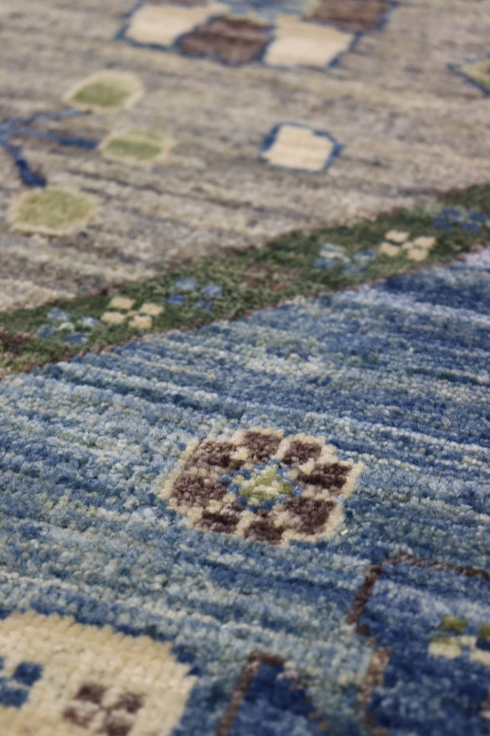 Handwoven Bakshaish Tribal Rug - Authentic Persian Design, J67214 - Perfect for Boho Chic Living Room, Bedroom, or Home Decor