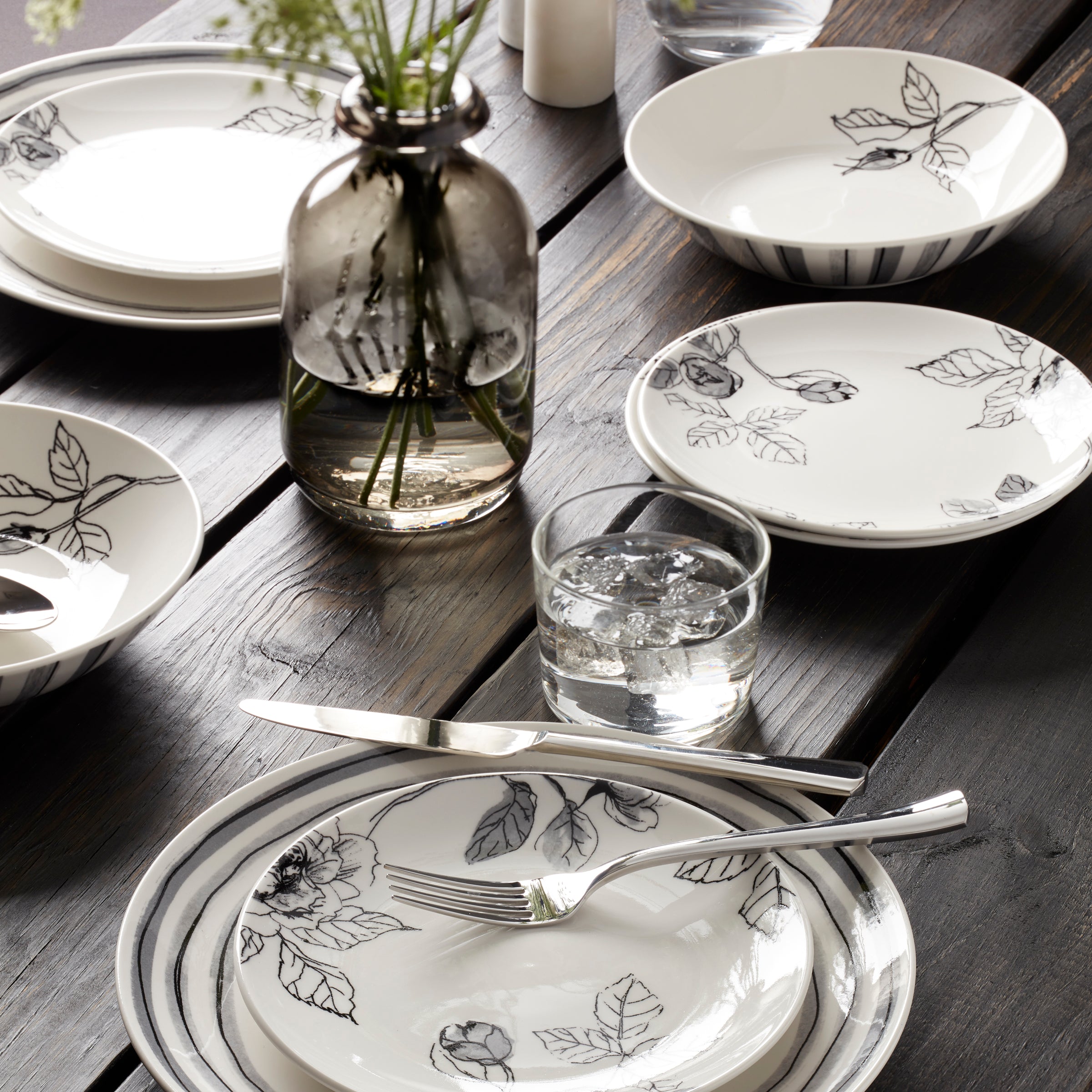 Premium 12-Piece Dinnerware Set - Porcelain Plates, Bowls & Mugs - Elegant Tableware for Everyday Meals & Dinner Parties - Perfect for Home, Restaurants & Gifting