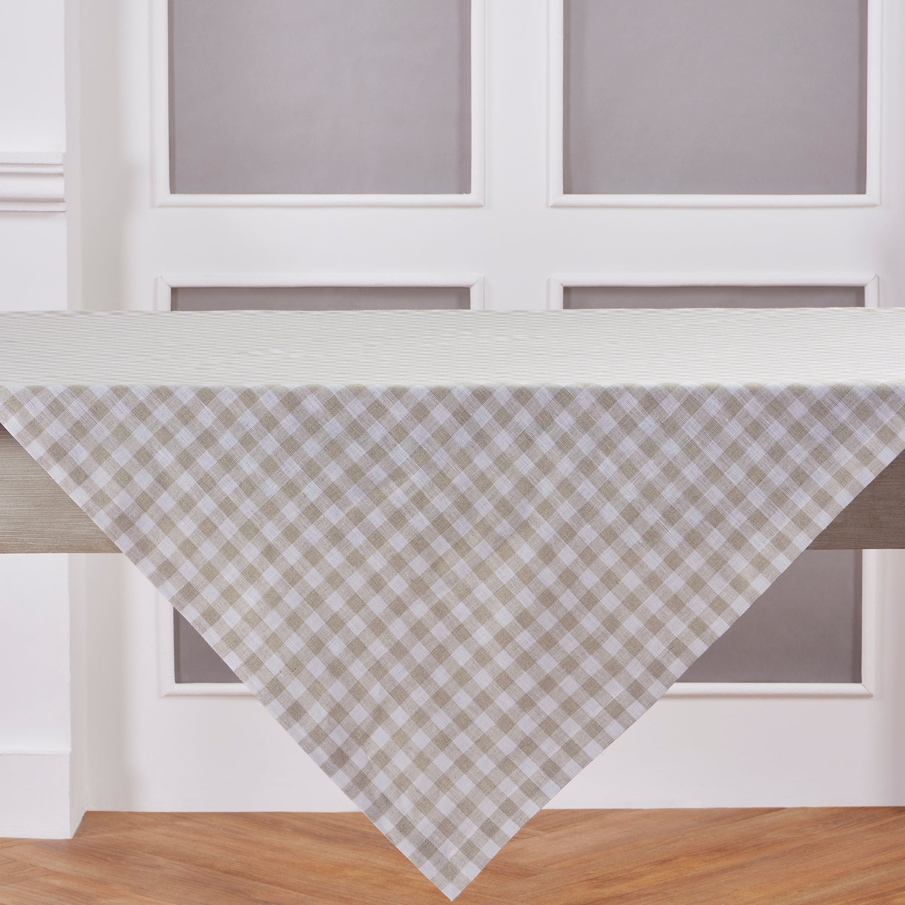 Classic Gingham Table Throw - Stylish Cotton Tablecloth for Dining, Picnics & Outdoor Events - Perfect for Kitchen, Party & Home Decor