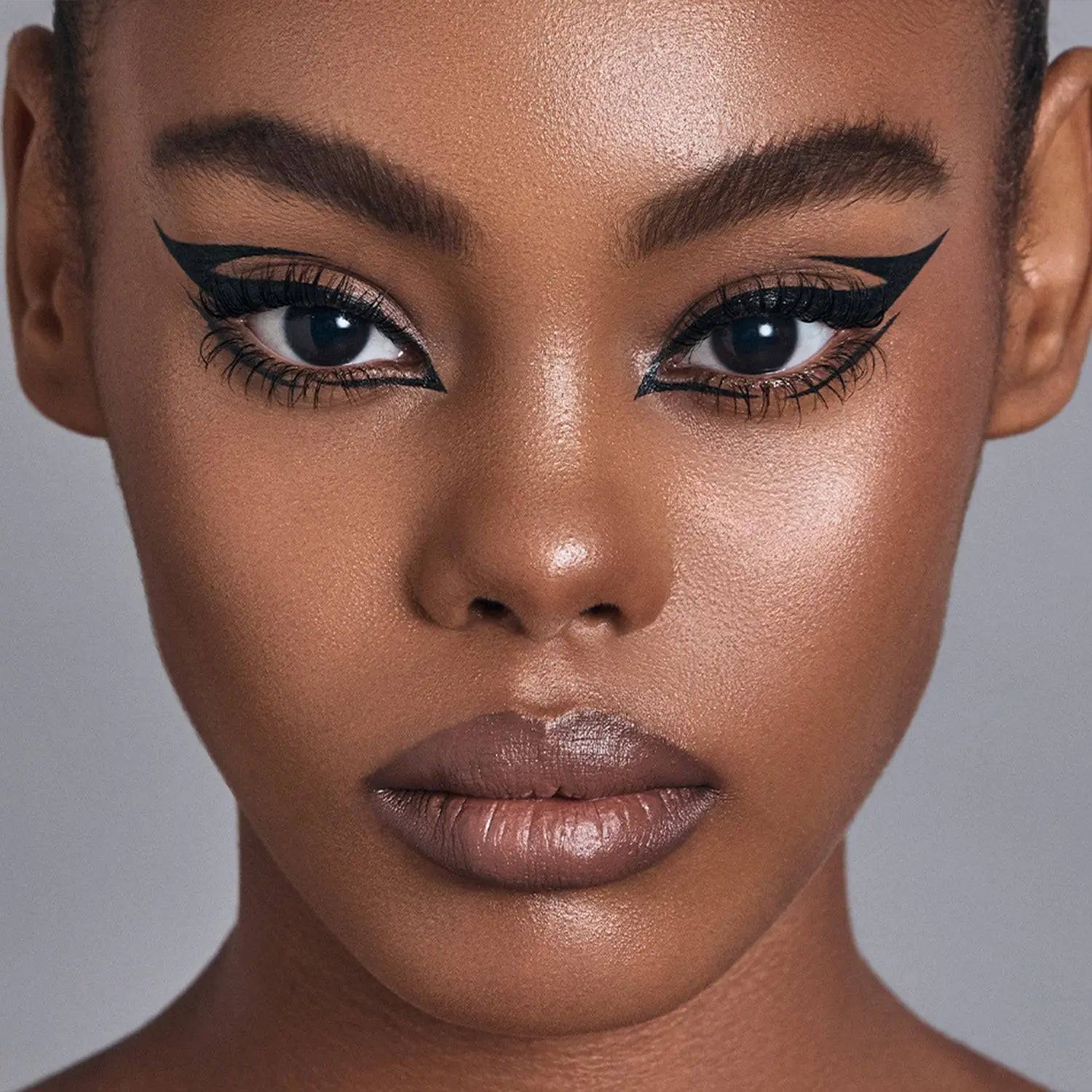 MACRO BLADE LIQUID LINER - Waterproof Eyeliner Pen for Precise Winged Eye Makeup - Perfect for Daily Use, Parties and Special Occasions