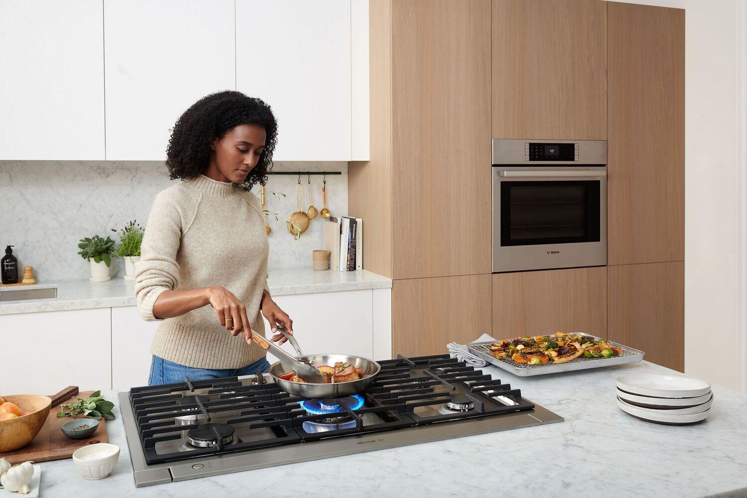 Bosch HBLP454UC Benchmark® 30-Inch Single Wall Oven in Stainless Steel - Perfect for Modern Kitchens & Professional Baking