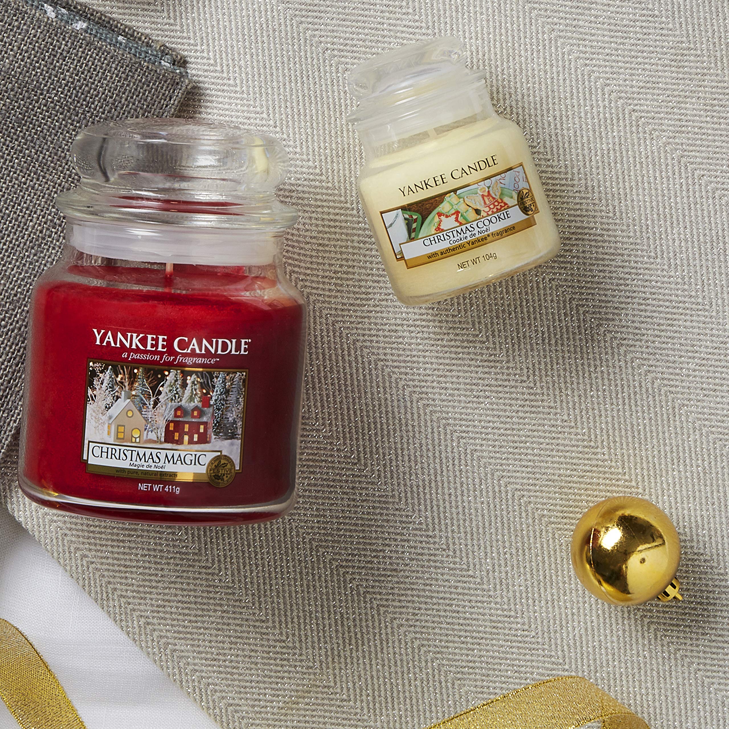 Yankee Candle Medium Jar Candle - Christmas Magic Scented Candle in Red | Holiday Home Decor, Gift Idea & Festive Ambiance for Christmas Parties