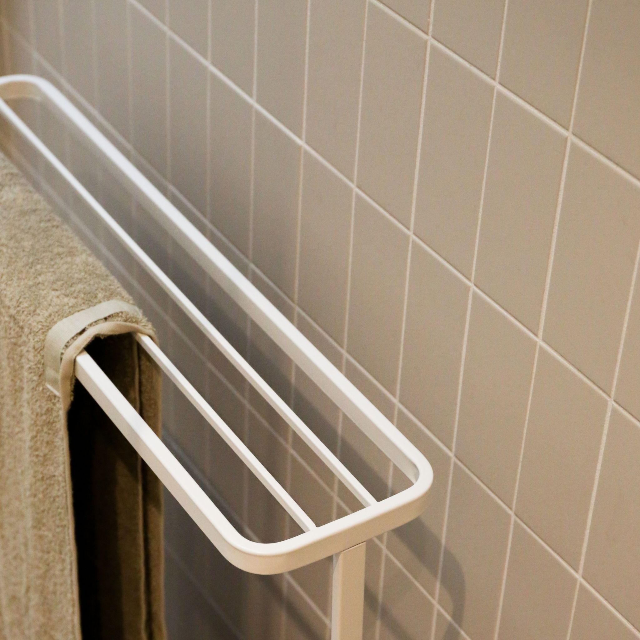 YAMAZAKI White Tower Bath Towel Hanger - Space Saving Bathroom Organizer for Hanging Towels, Robes & Clothes - Perfect for Small Bathrooms, Laundry Rooms & Spa Areas